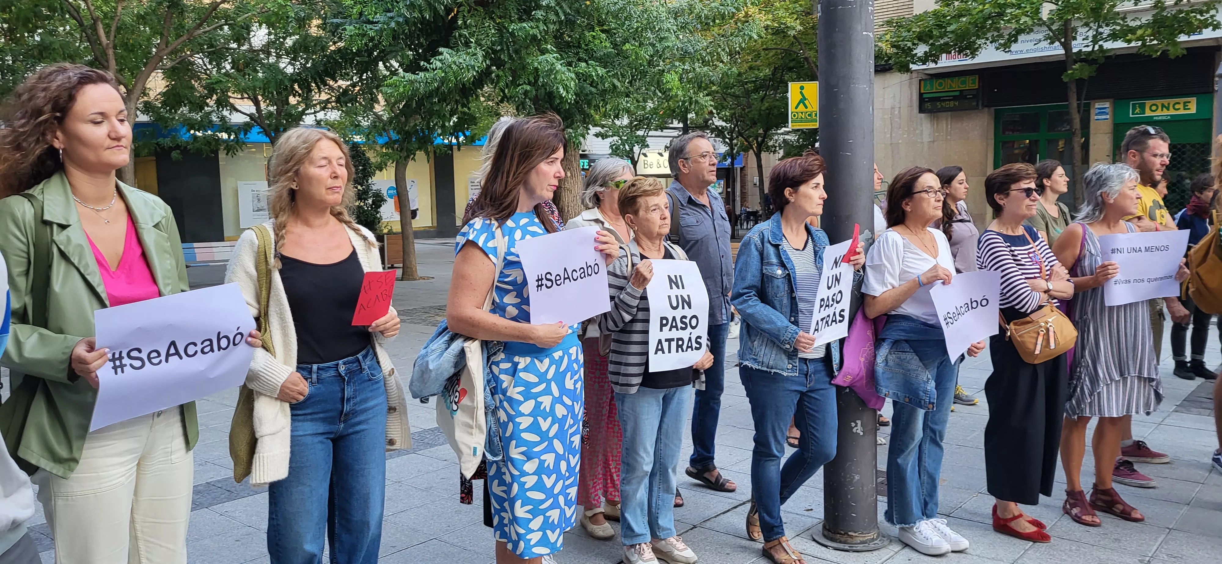 Concentración en Huesca de apoyo a Jenni Iglesias. Foto Mercedes Manterola