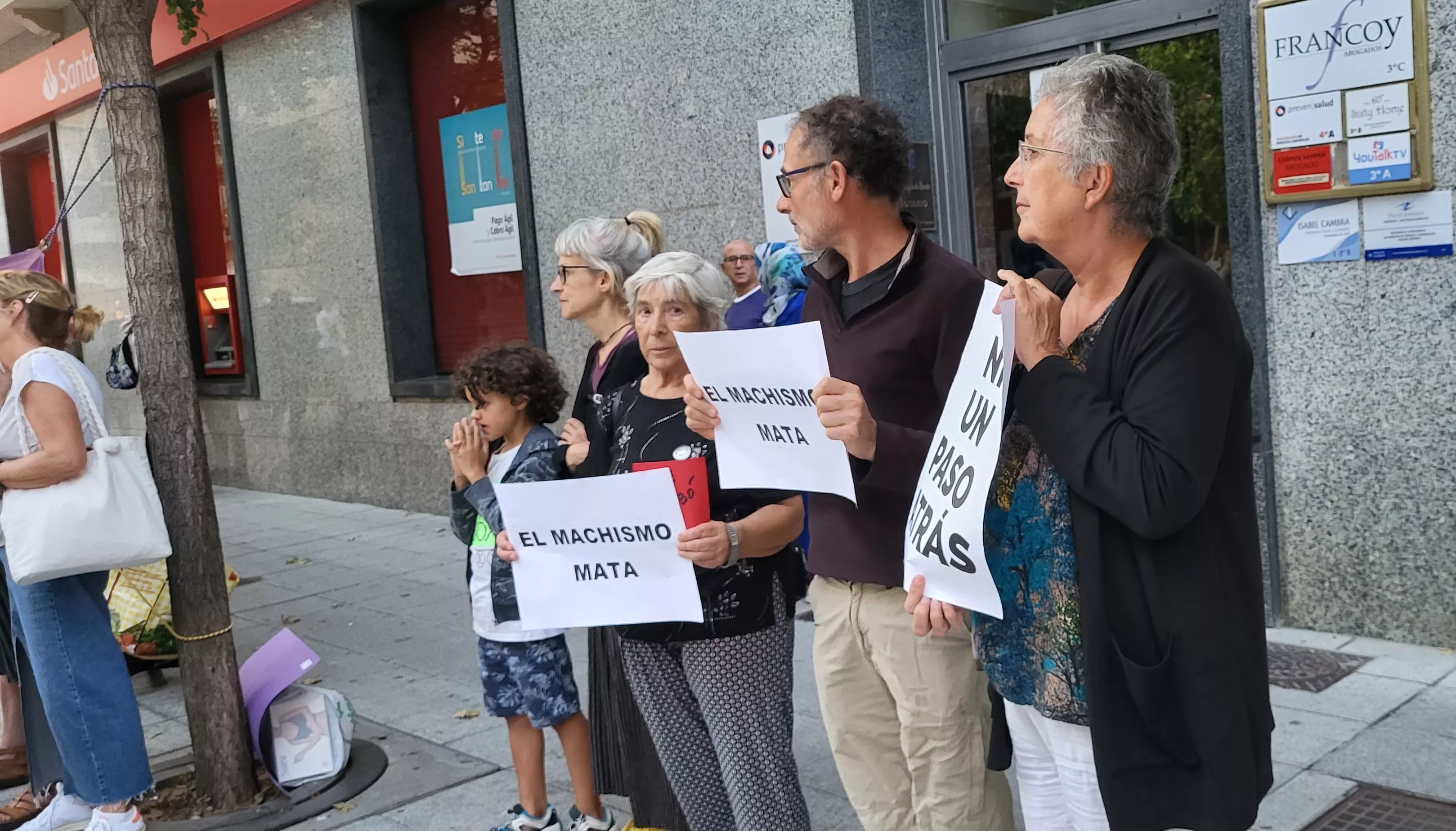 Concentración en Huesca de apoyo a Jenni Iglesias. Foto Mercedes Manterola