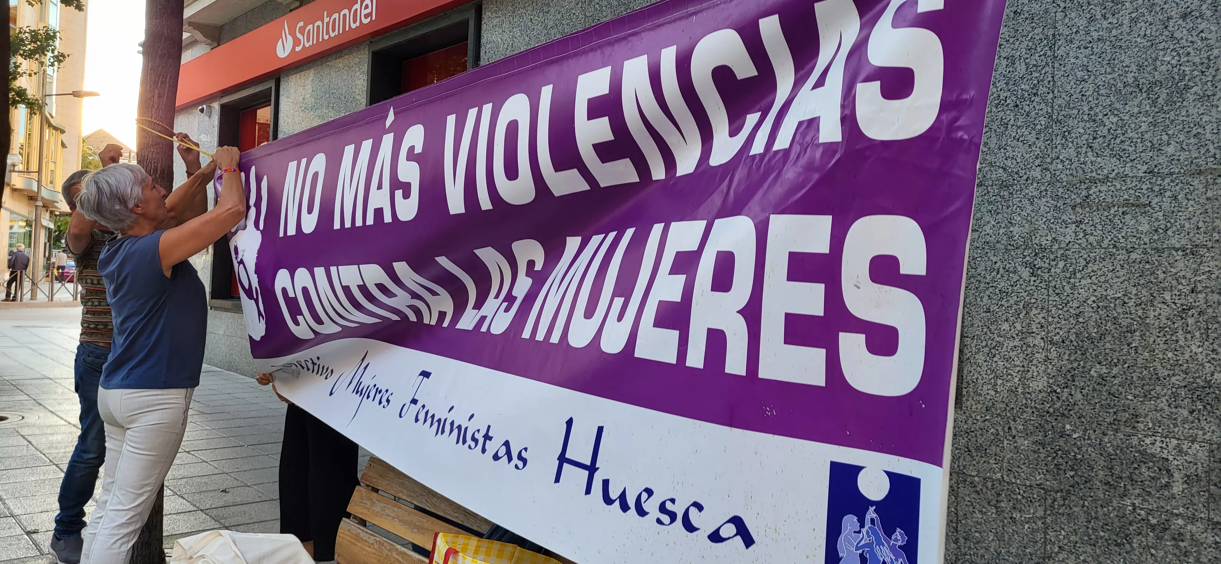 Concentración en Huesca de apoyo a Jenni Iglesias. Foto Mercedes Manterola