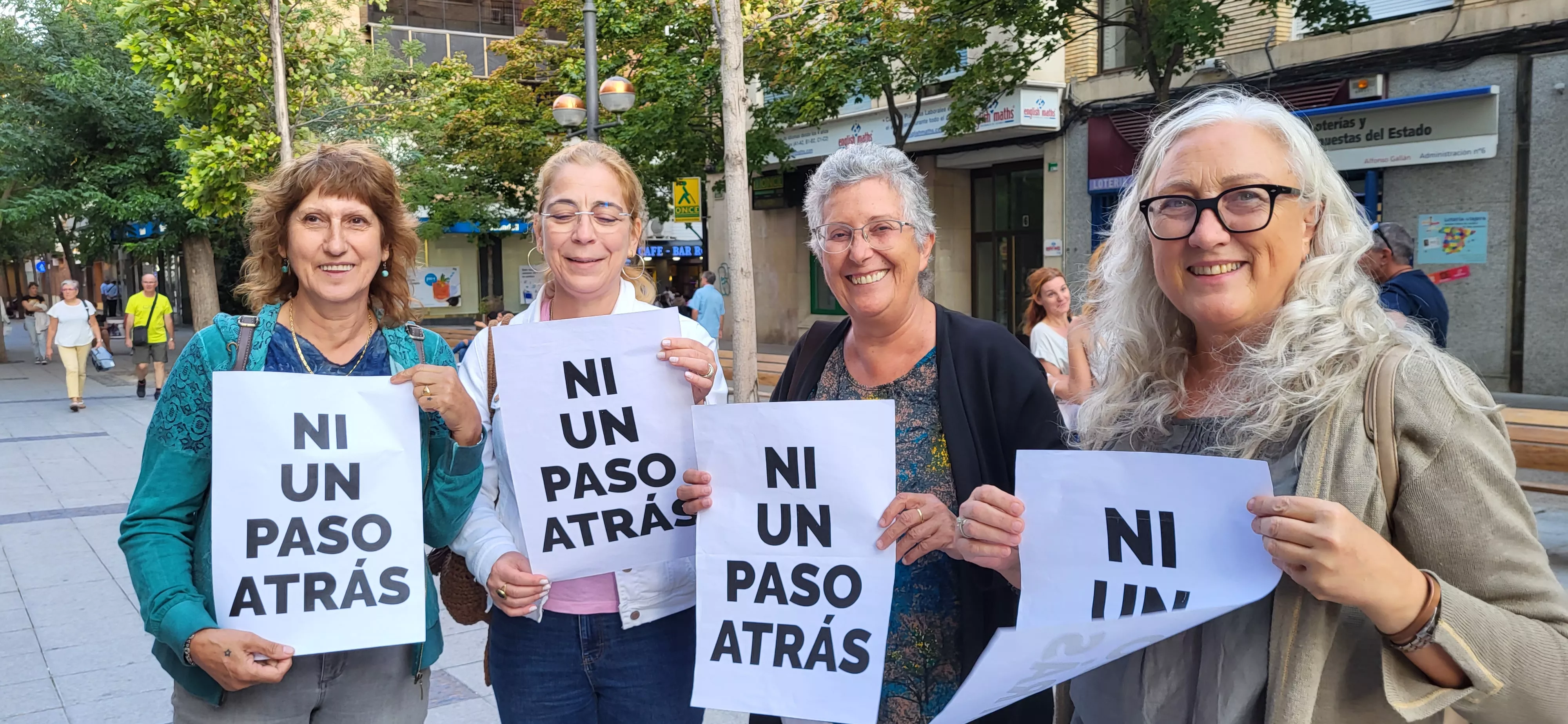 Concentración en Huesca de apoyo a Jenni Iglesias. Foto Mercedes Manterola