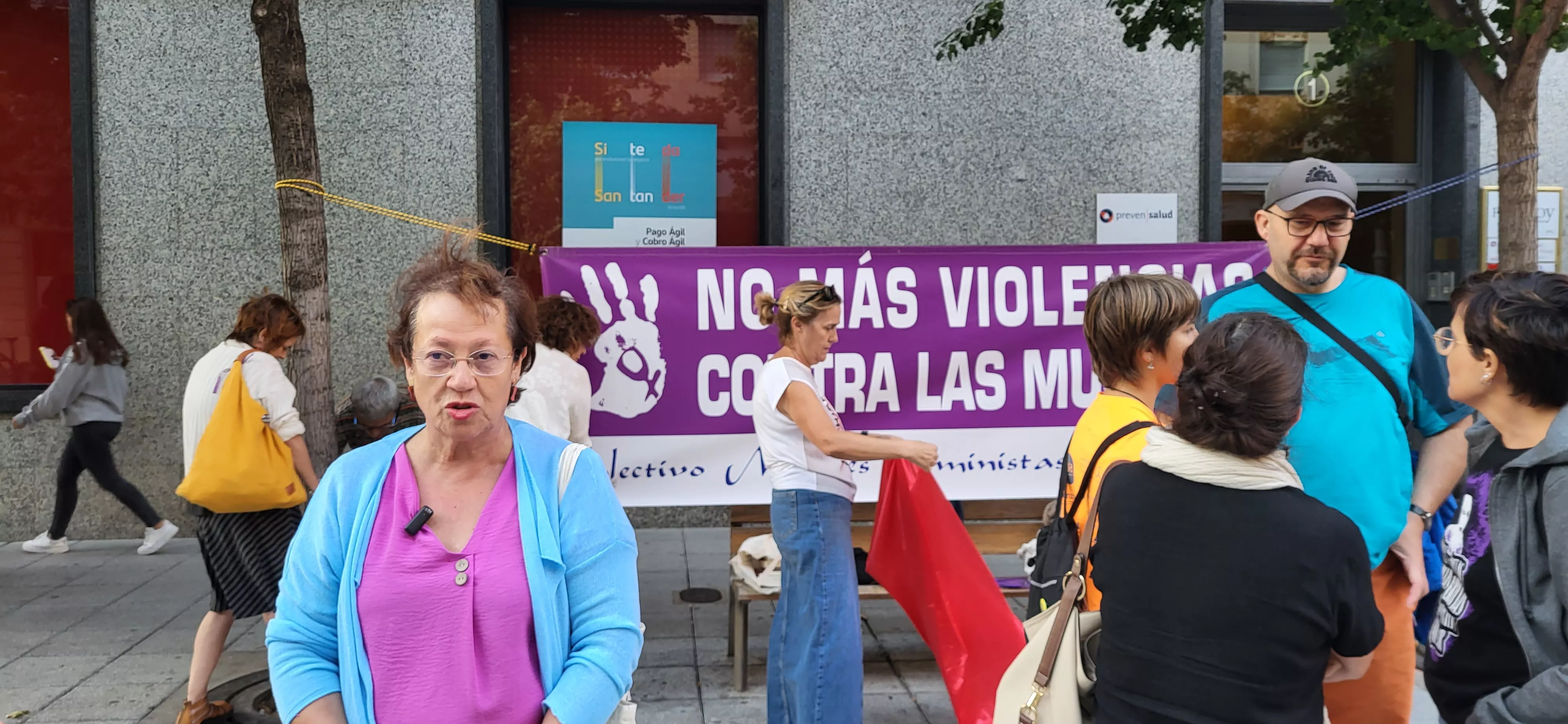 Concentración en Huesca de apoyo a Jenni Iglesias. Foto Mercedes Manterola