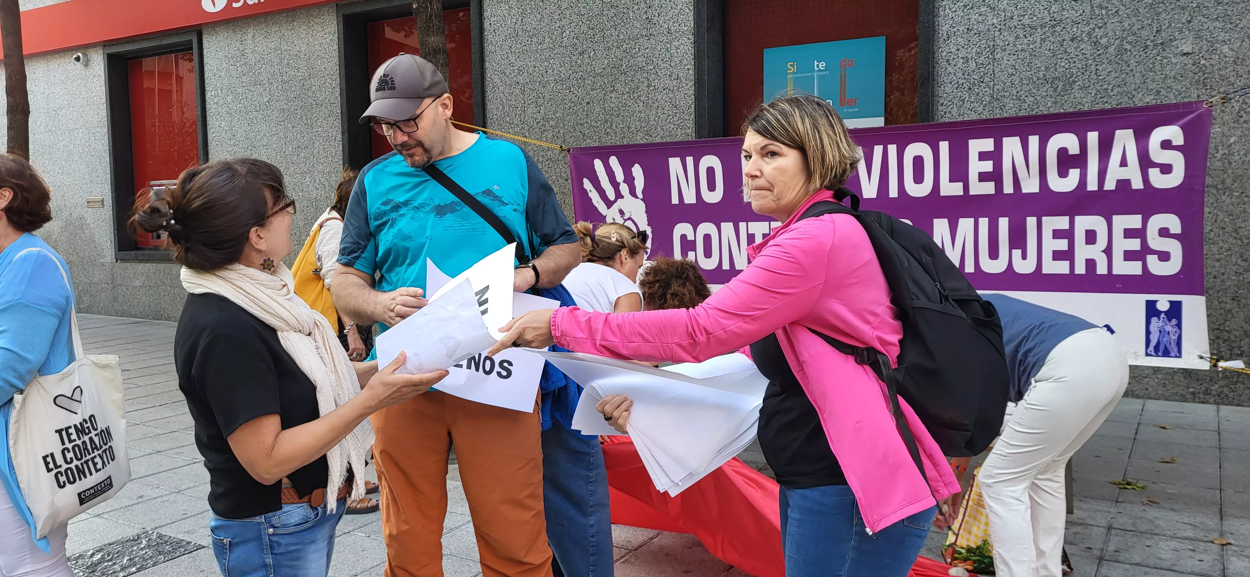Concentración en Huesca de apoyo a Jenni Iglesias. Foto Mercedes Manterola