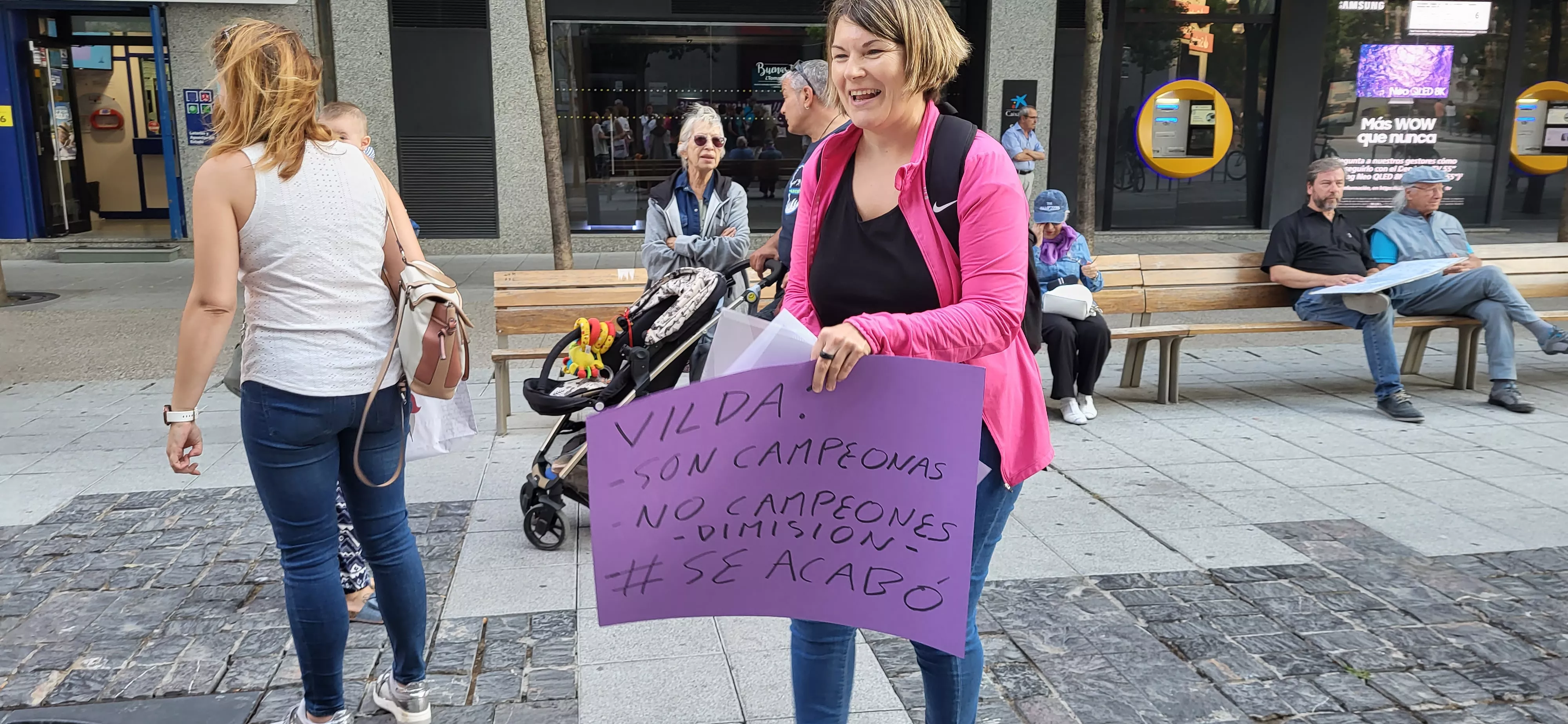 Concentración en Huesca de apoyo a Jenni Iglesias. Foto Mercedes Manterola