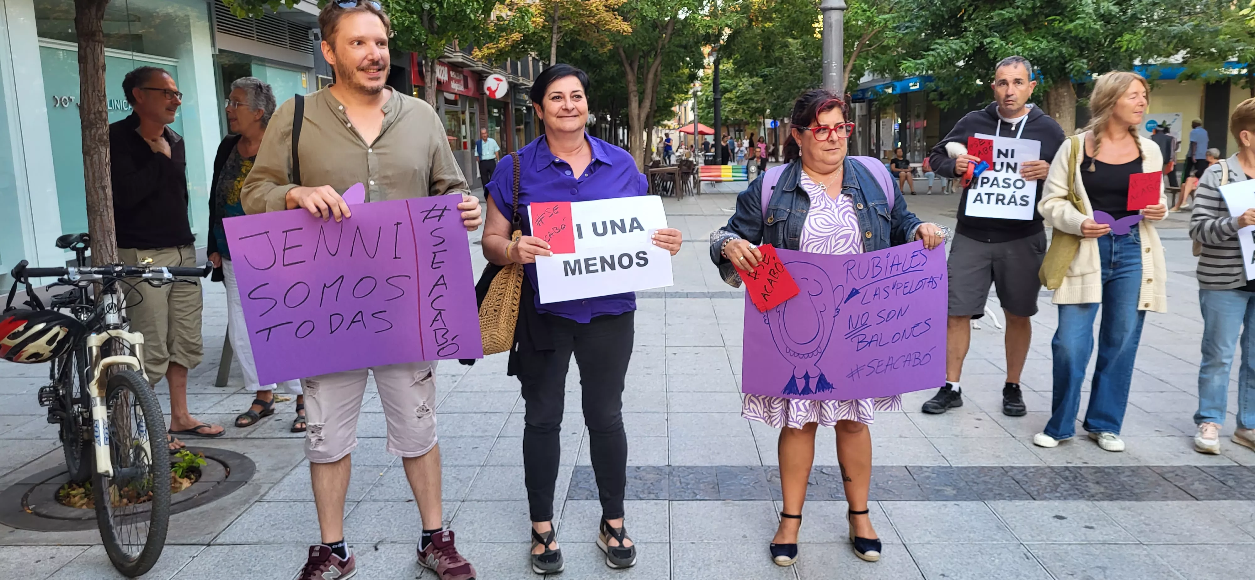Concentración en Huesca de apoyo a Jenni Iglesias. Foto Mercedes Manterola