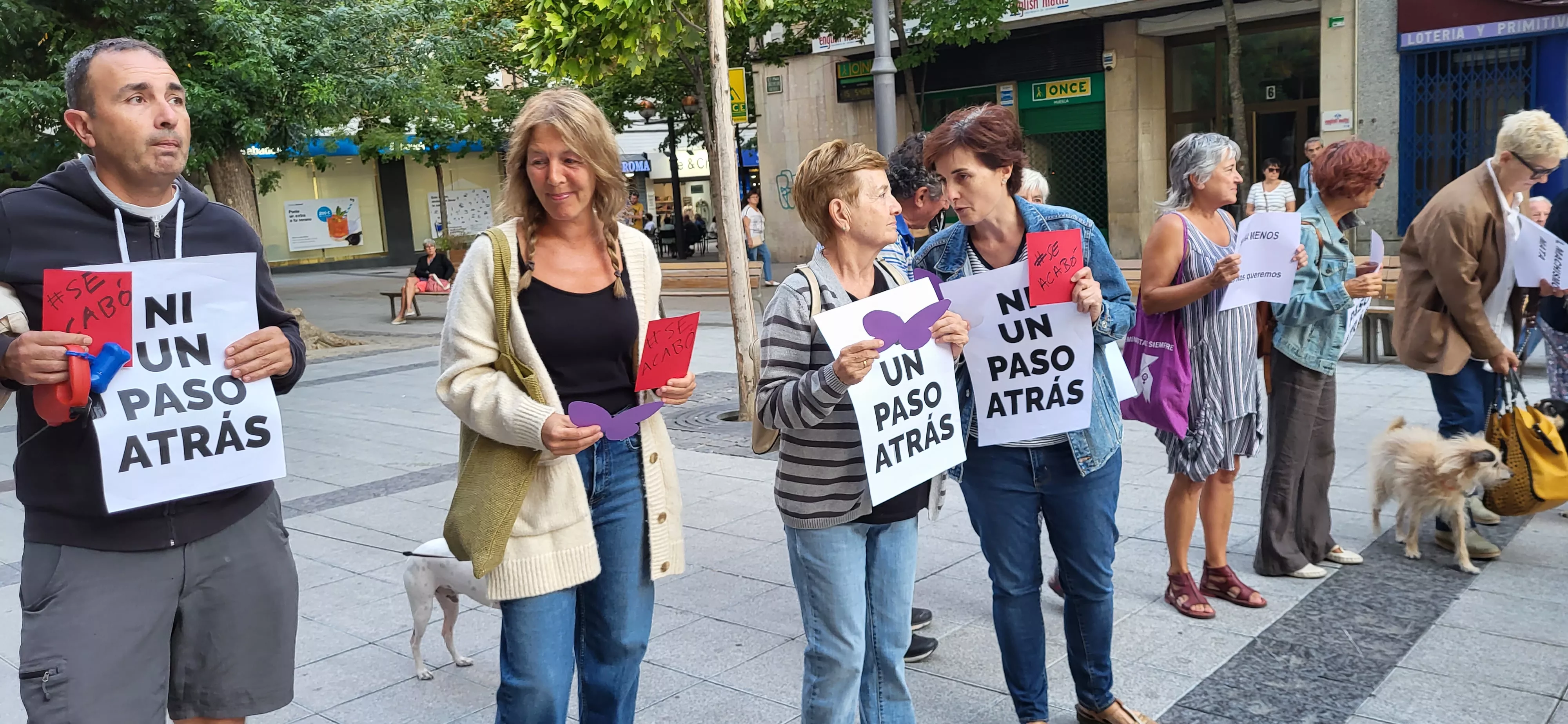 Concentración en Huesca de apoyo a Jenni Iglesias. Foto Mercedes Manterola