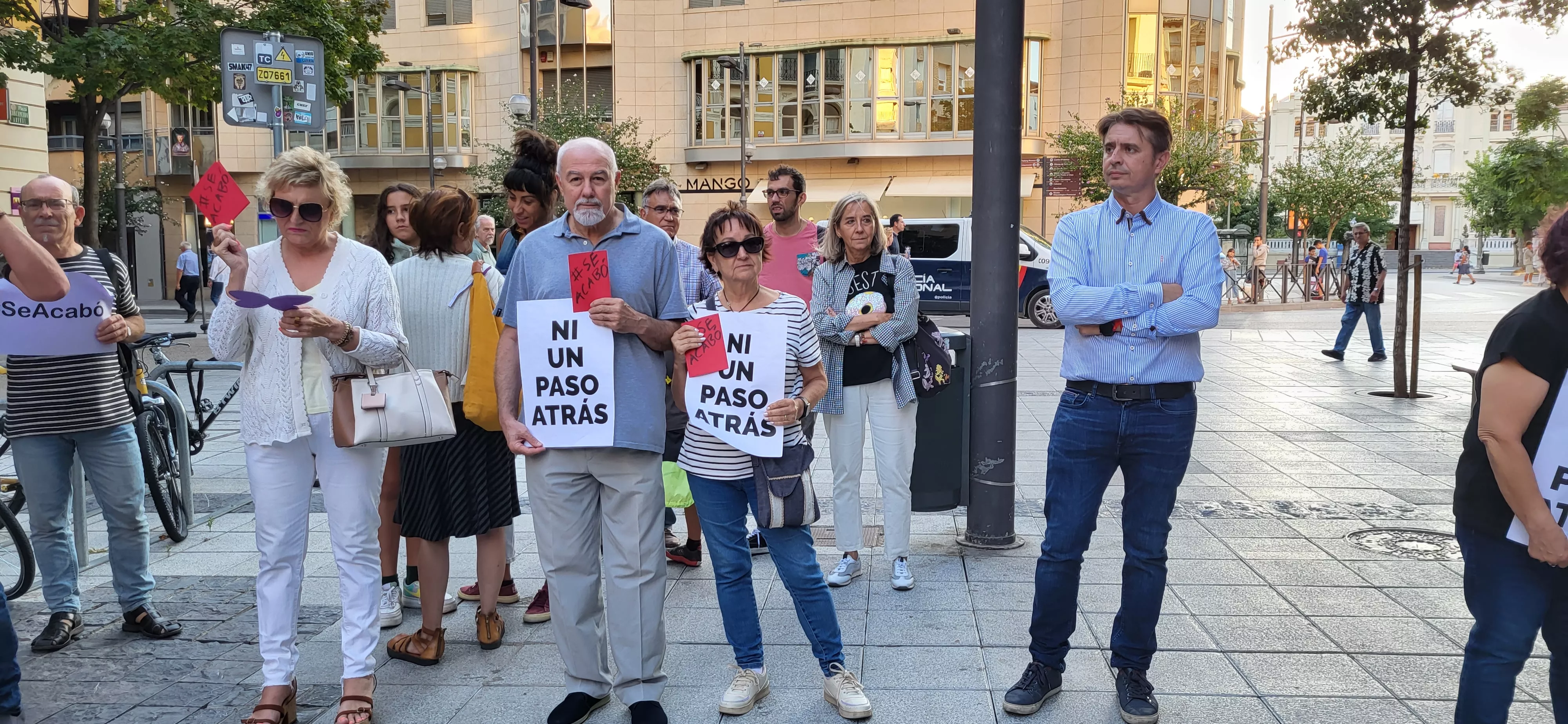 Concentración en Huesca de apoyo a Jenni Iglesias. Foto Mercedes Manterola
