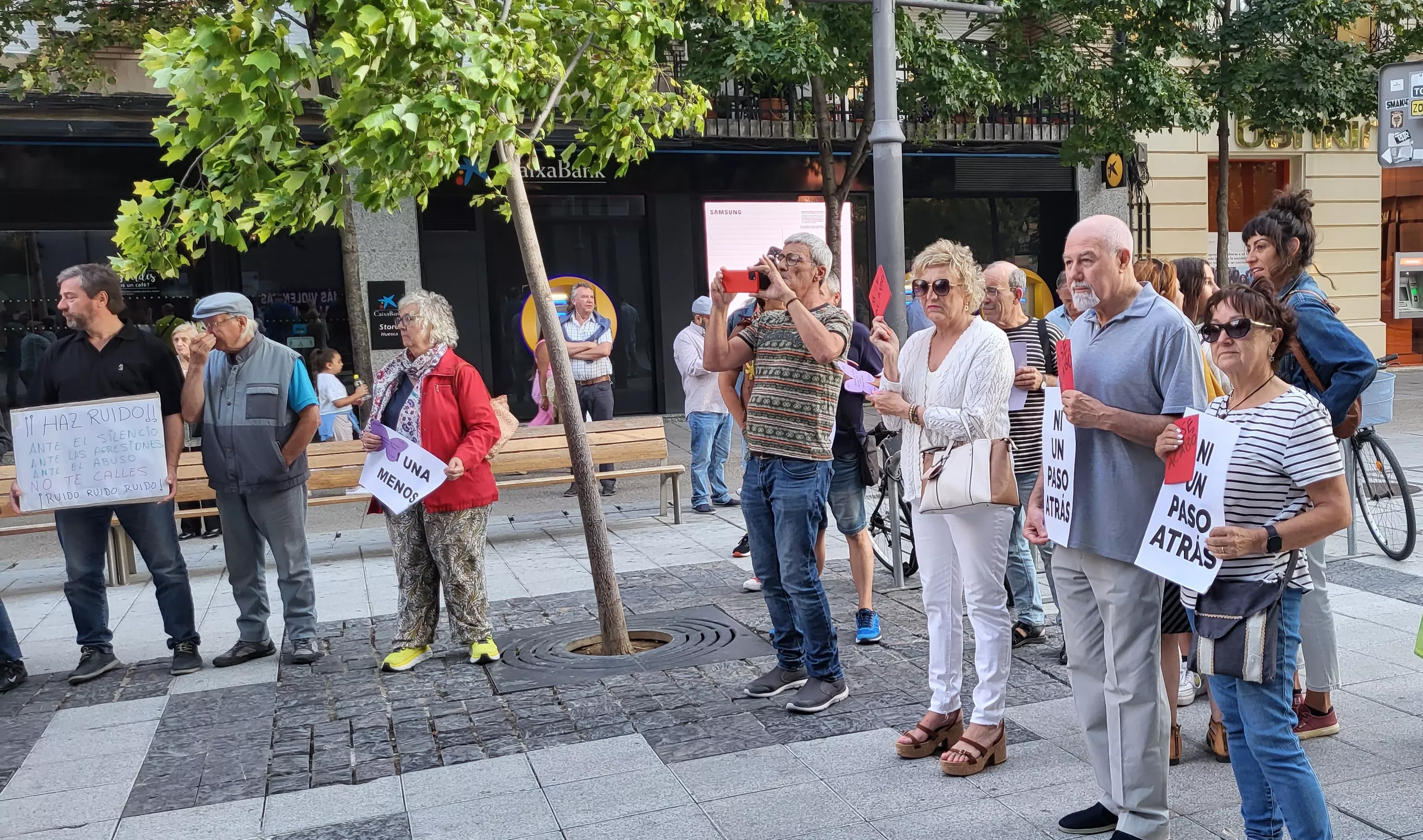 Concentración en Huesca de apoyo a Jenni Iglesias. Foto Mercedes Manterola