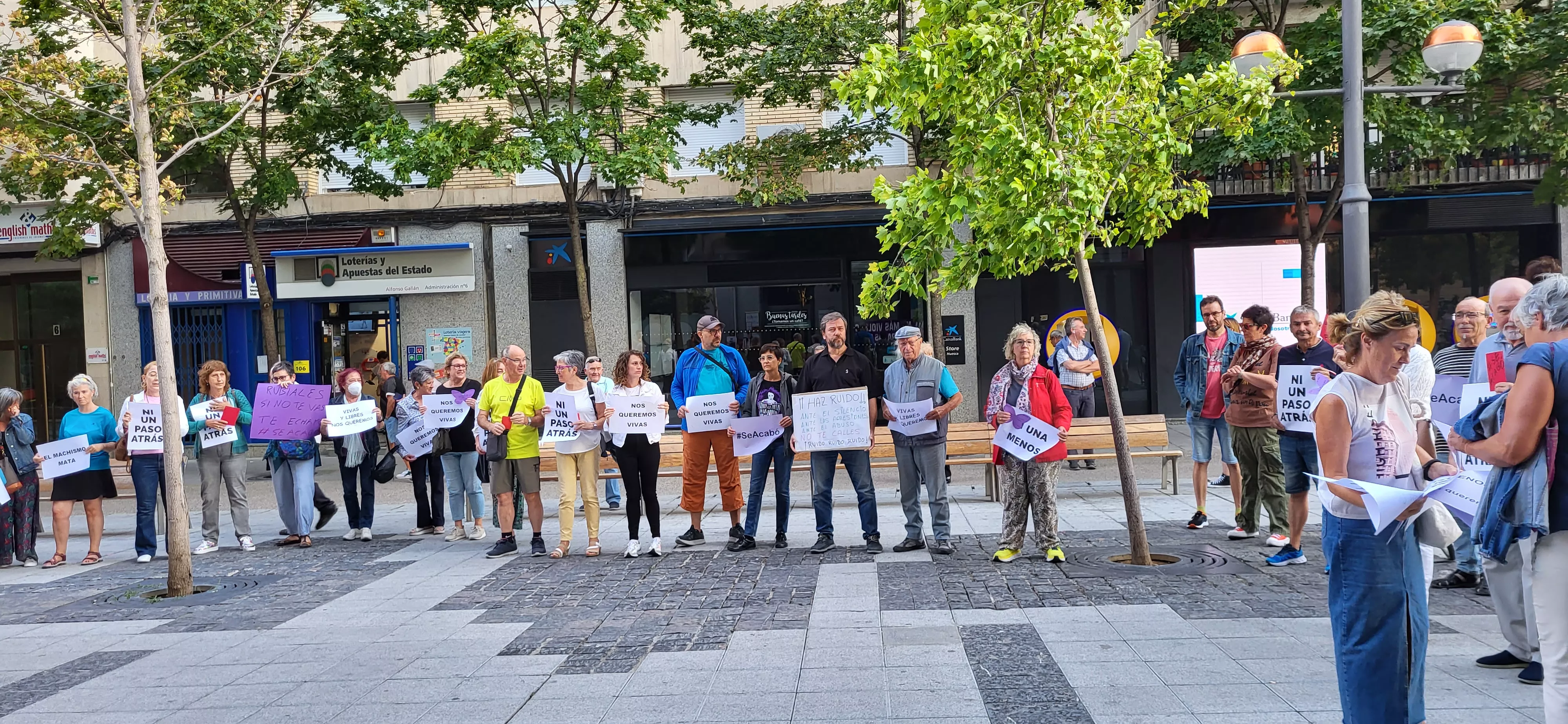Concentración en Huesca de apoyo a Jenni Iglesias. Foto Mercedes Manterola