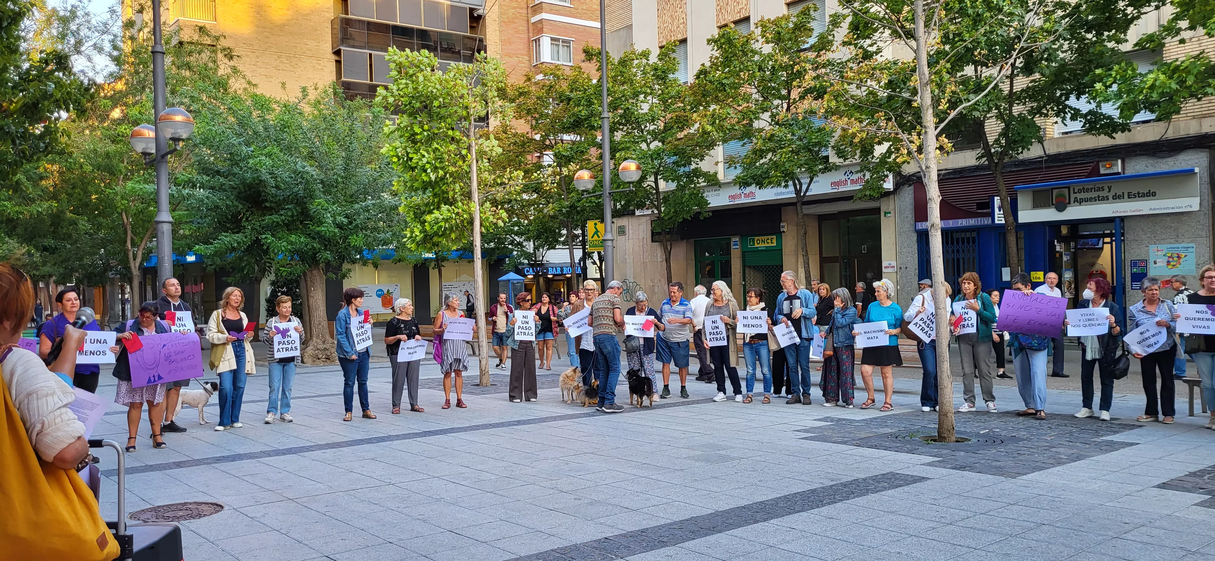 Concentración en Huesca de apoyo a Jenni Iglesias. Foto Mercedes Manterola
