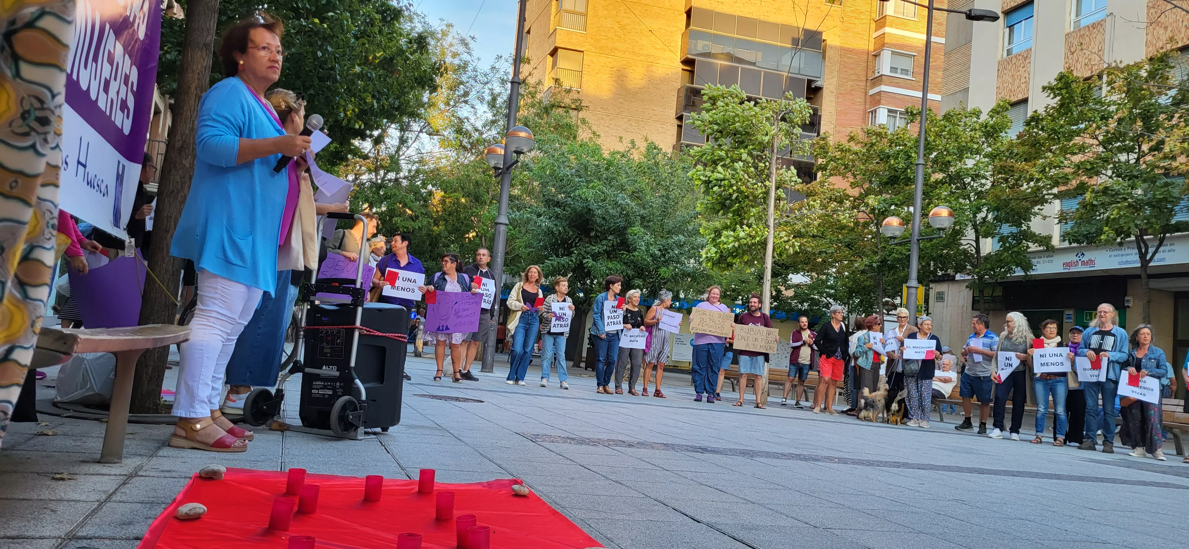 Concentración en Huesca de apoyo a Jenni Iglesias. Foto Mercedes Manterola