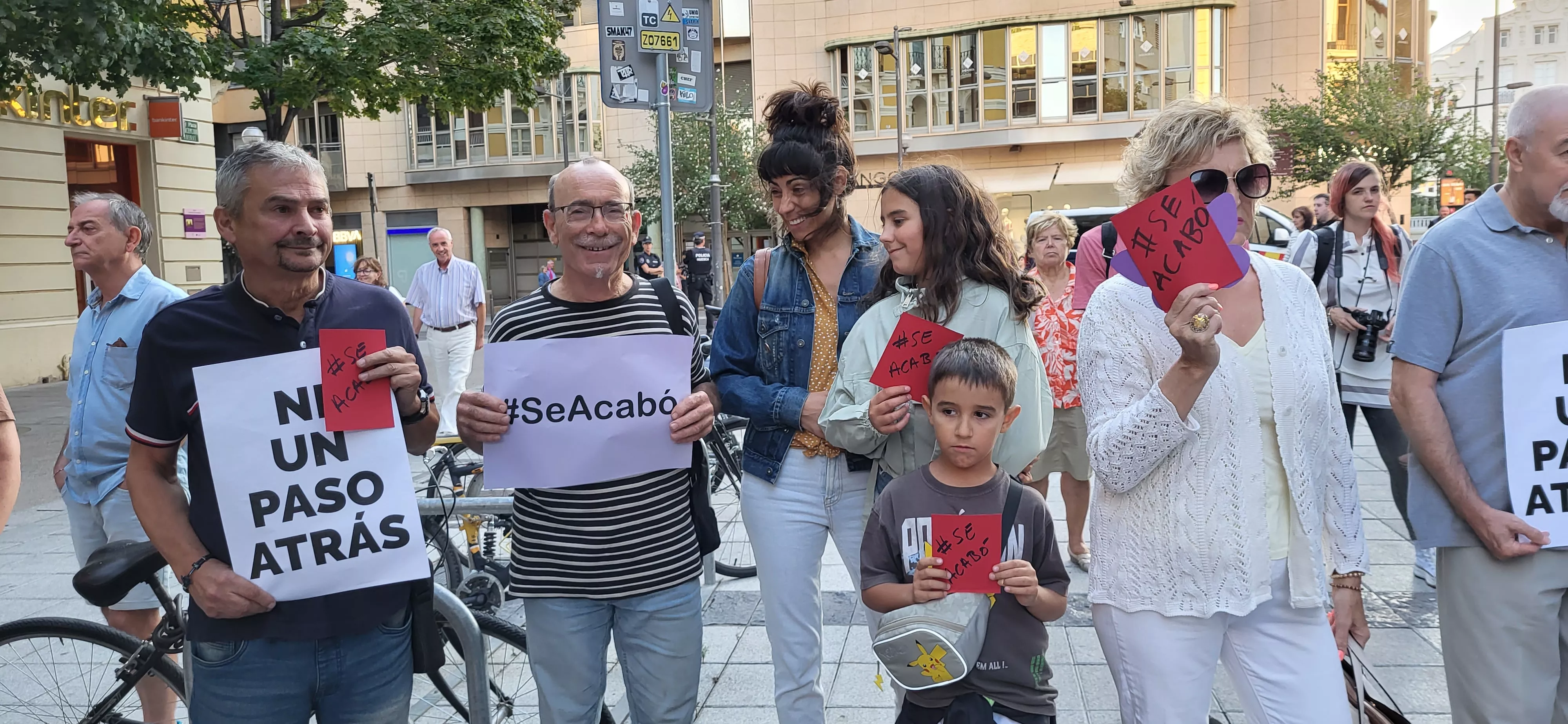 Concentración en Huesca de apoyo a Jenni Iglesias. Foto Mercedes Manterola