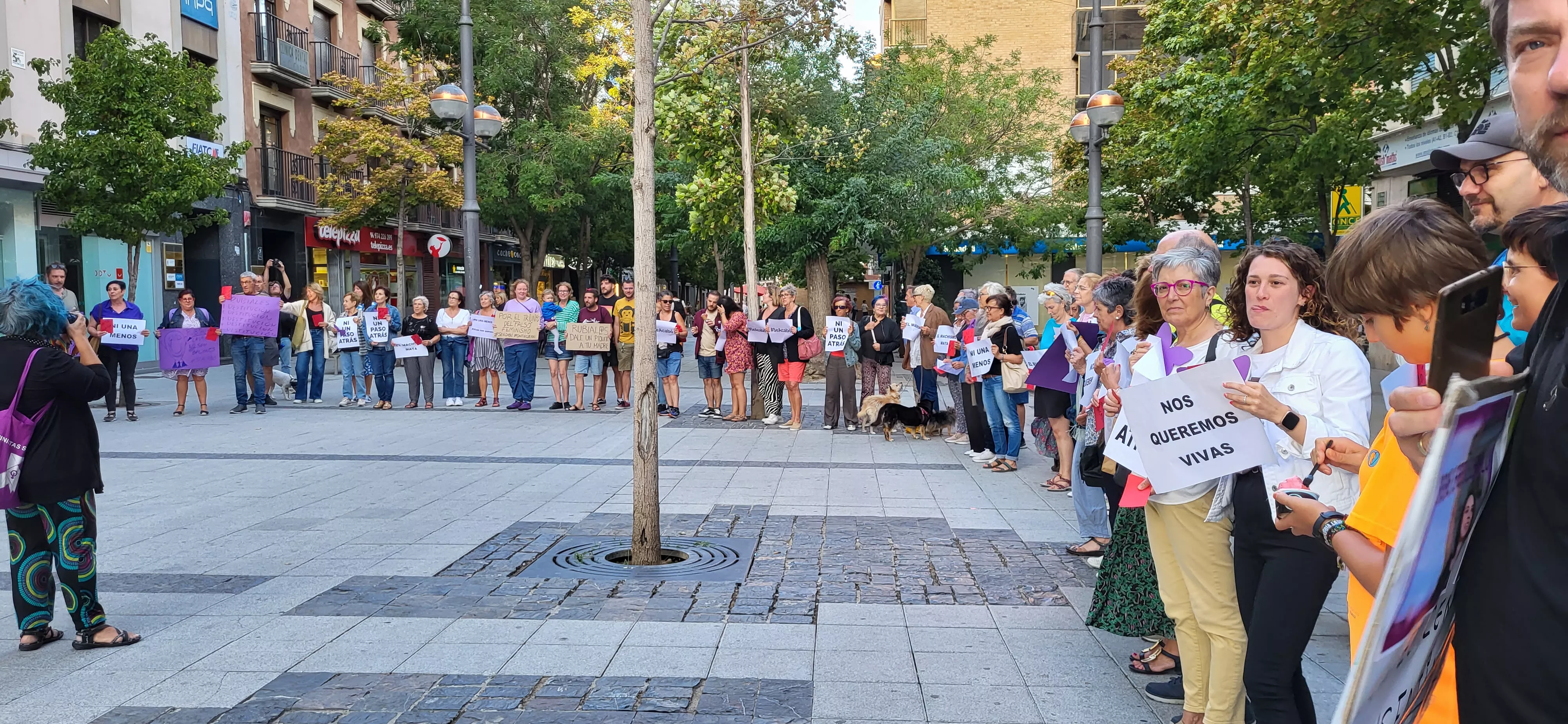 Concentración en Huesca de apoyo a Jenni Iglesias. Foto Mercedes Manterola
