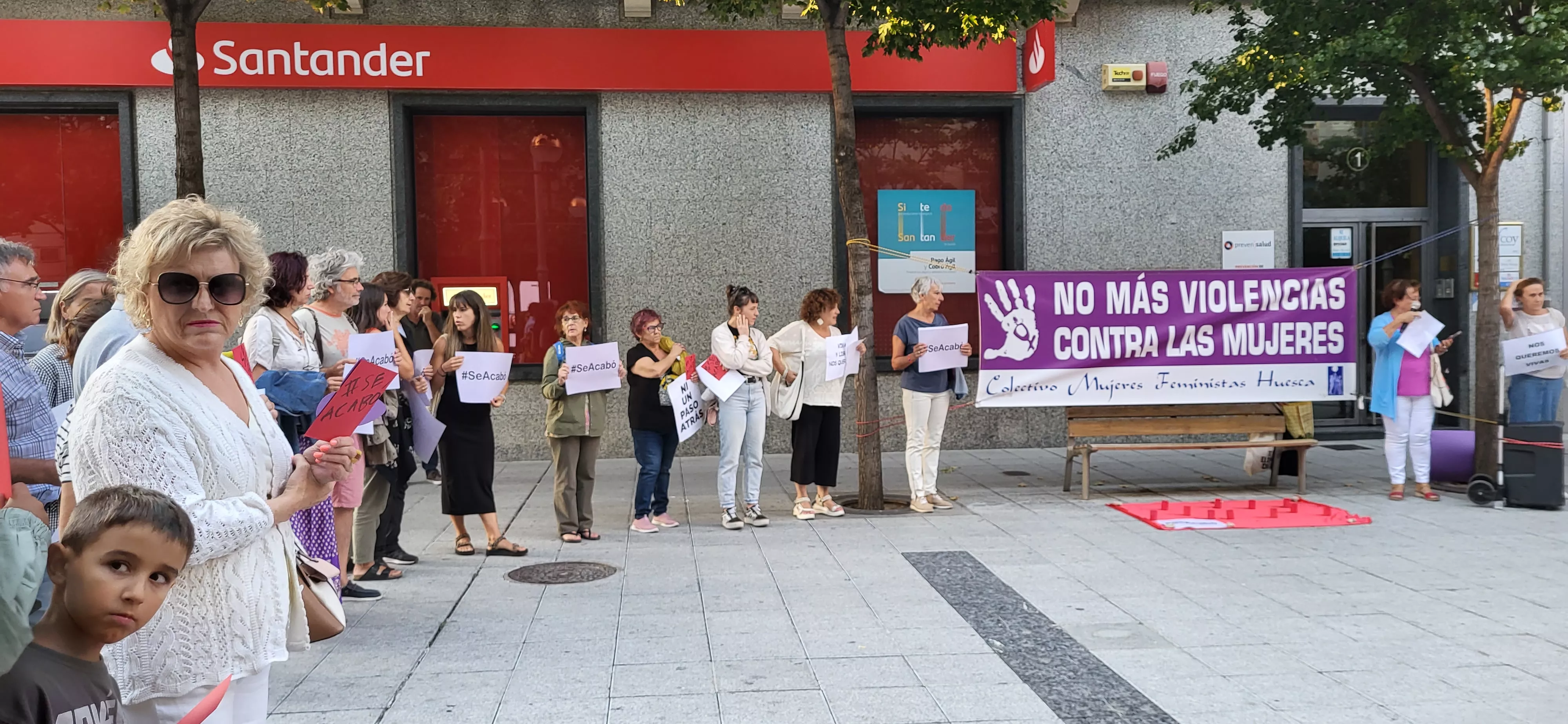 Concentración en Huesca de apoyo a Jenni Iglesias. Foto Mercedes Manterola