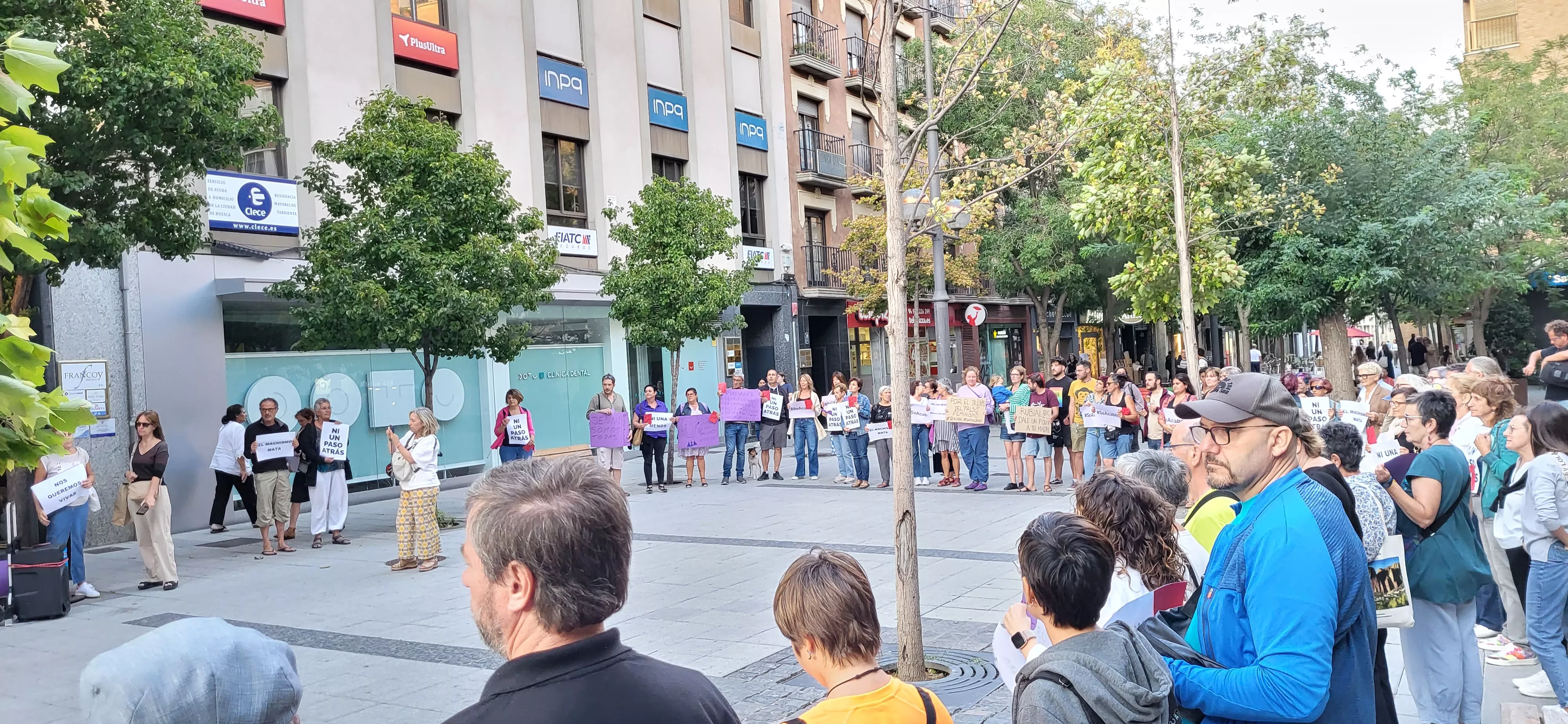 Concentración en Huesca de apoyo a Jenni Iglesias. Foto Mercedes Manterola