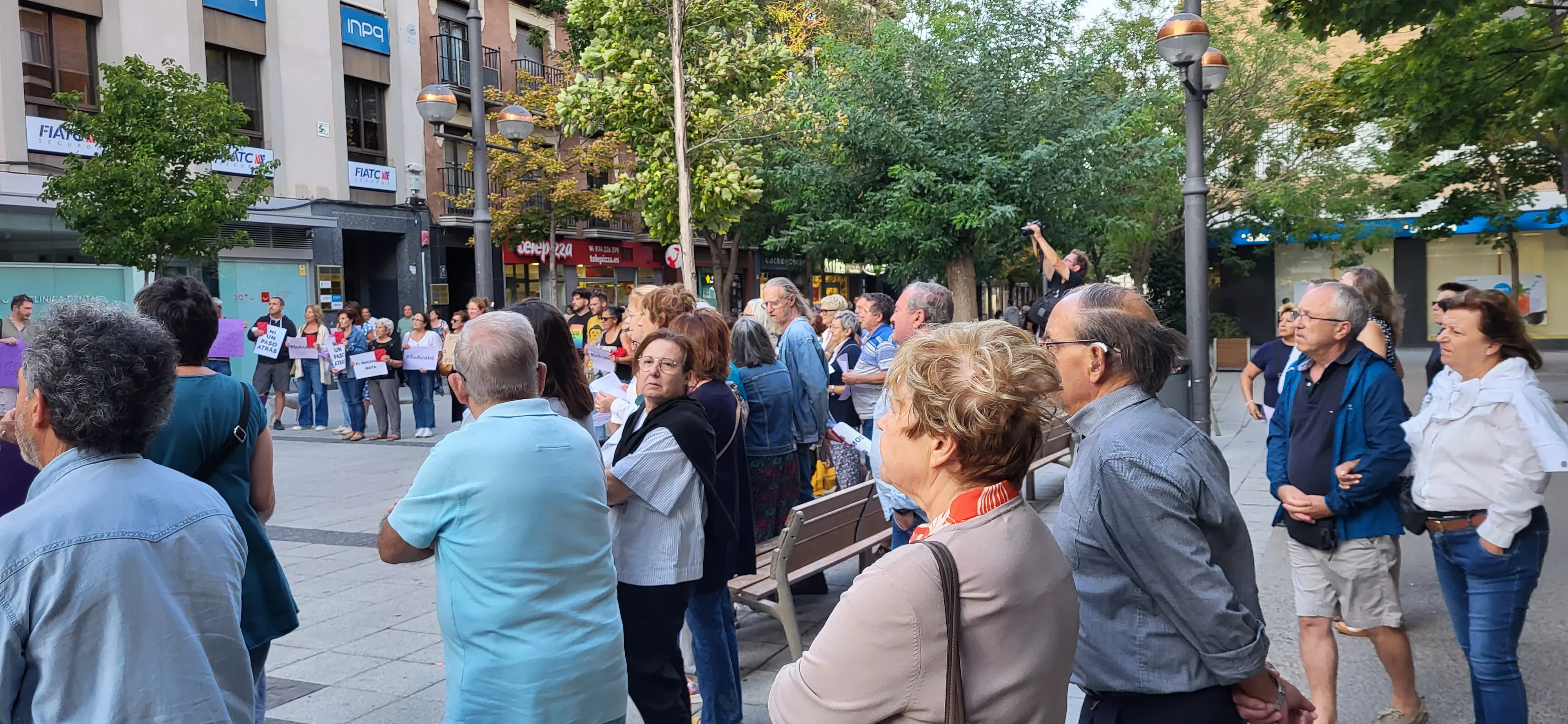 Concentración en Huesca de apoyo a Jenni Iglesias. Foto Mercedes Manterola