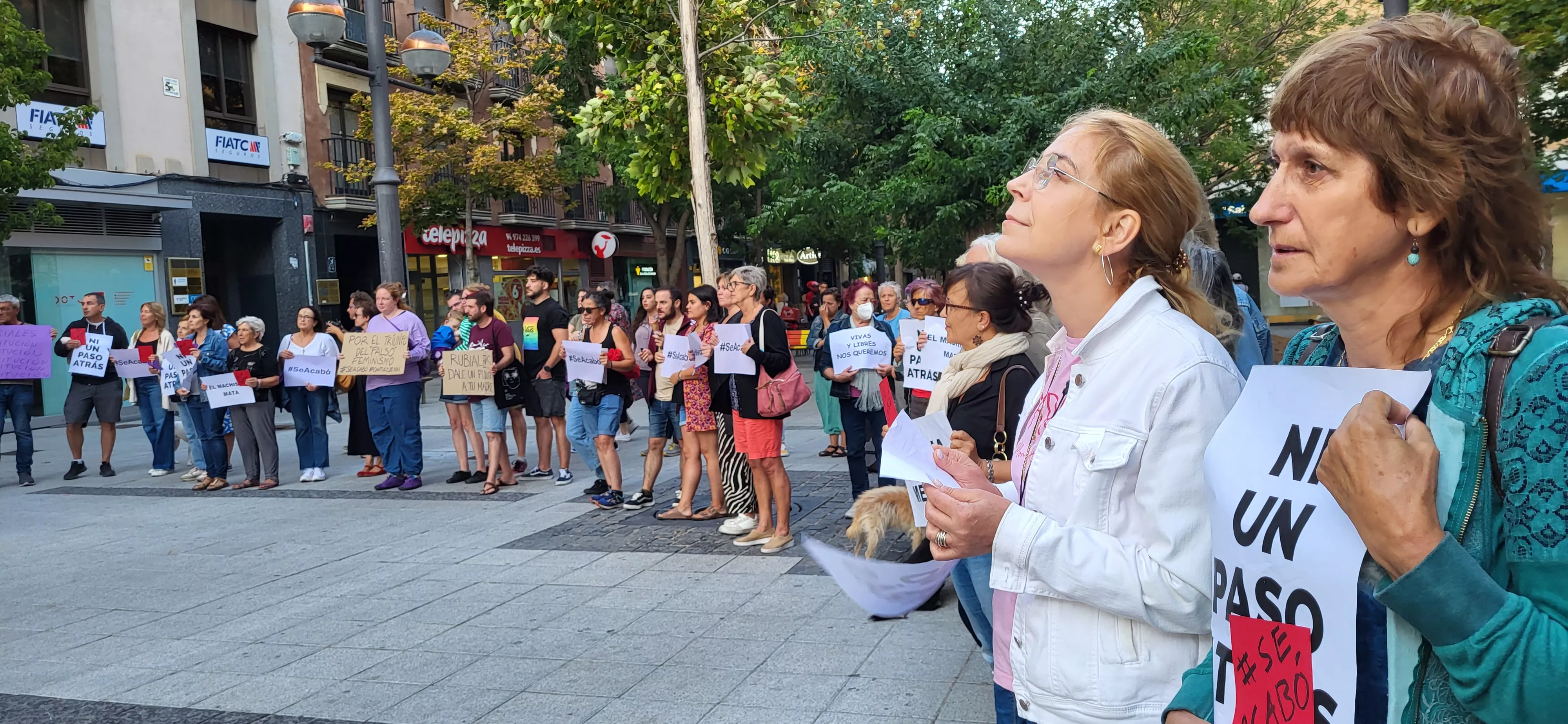 Concentración en Huesca de apoyo a Jenni Iglesias. Foto Mercedes Manterola