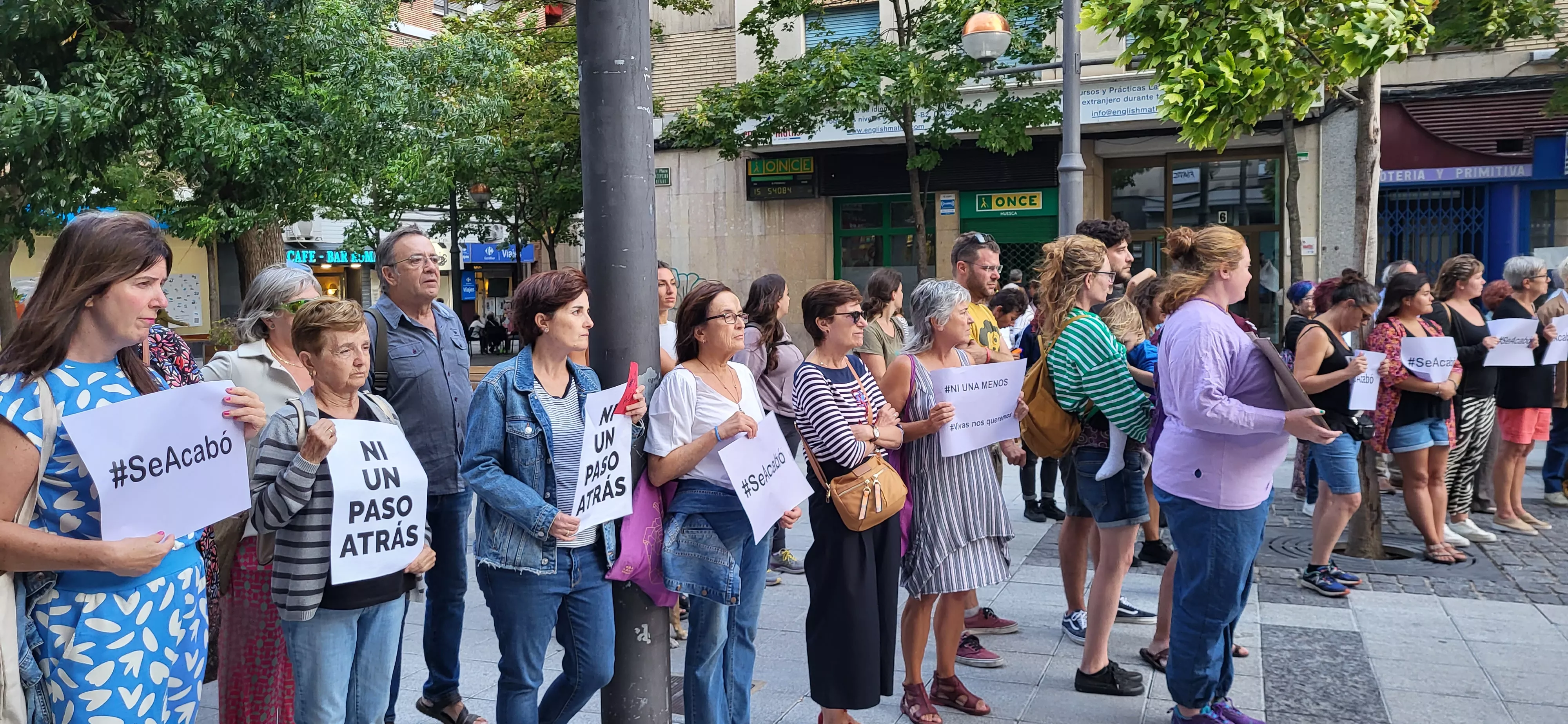 Concentración en Huesca de apoyo a Jenni Iglesias. Foto Mercedes Manterola