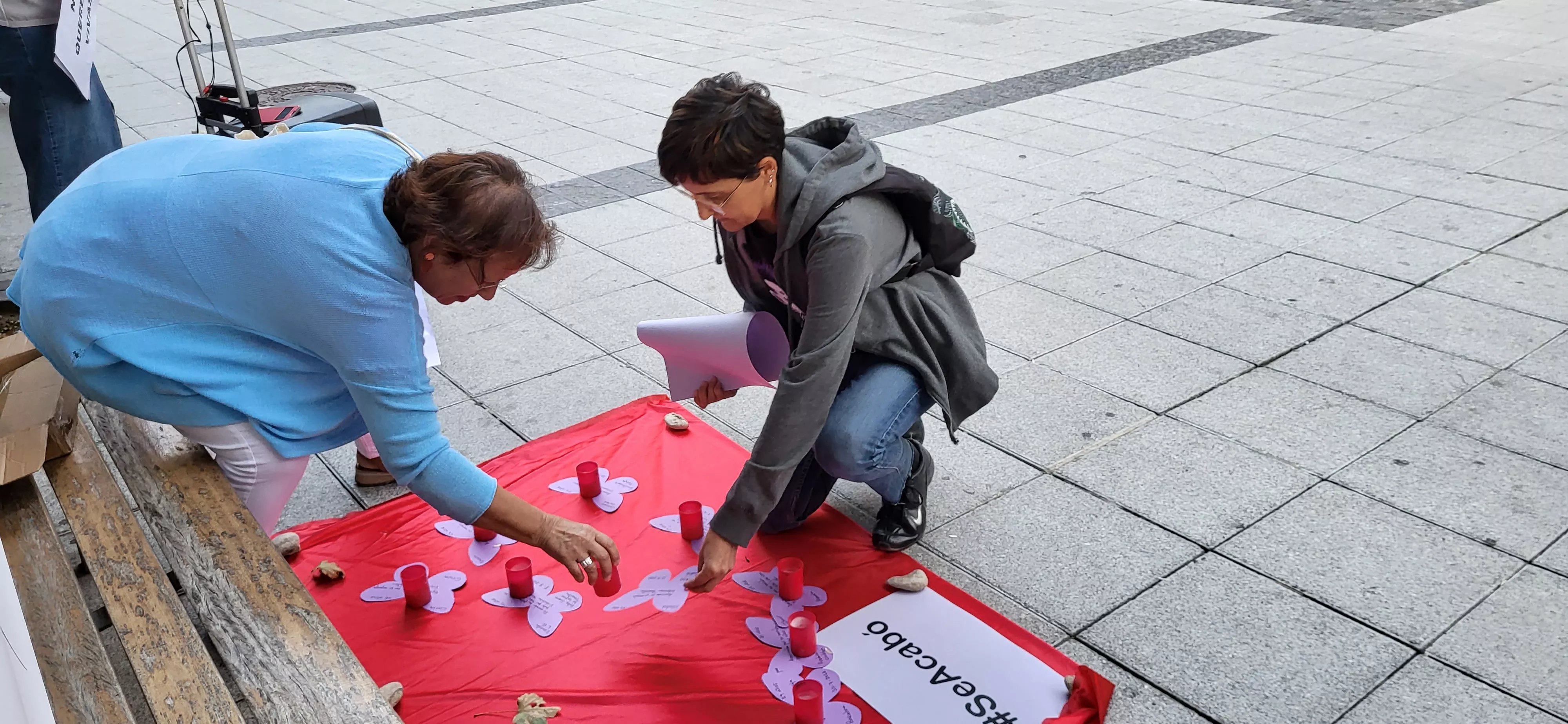Concentración en Huesca de apoyo a Jenni Iglesias. Foto Mercedes Manterola