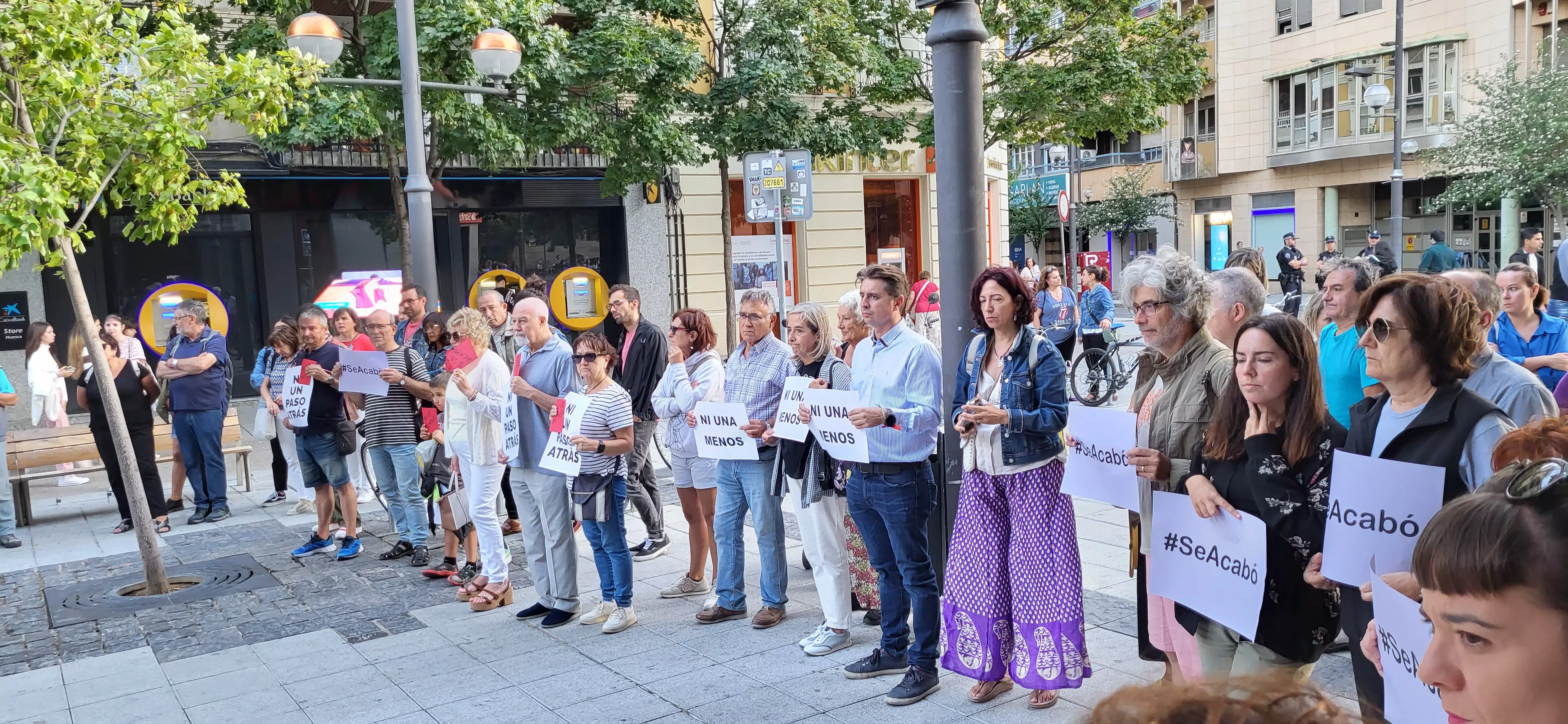 Concentración en Huesca de apoyo a Jenni Iglesias. Foto Mercedes Manterola