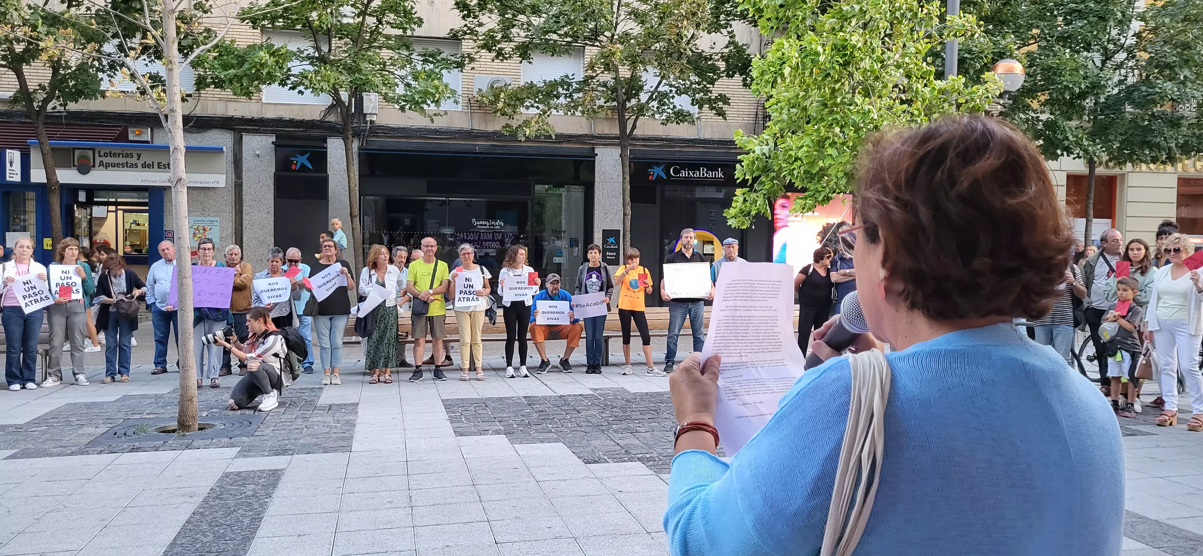 Concentración en Huesca de apoyo a Jenni Iglesias. Foto Mercedes Manterola