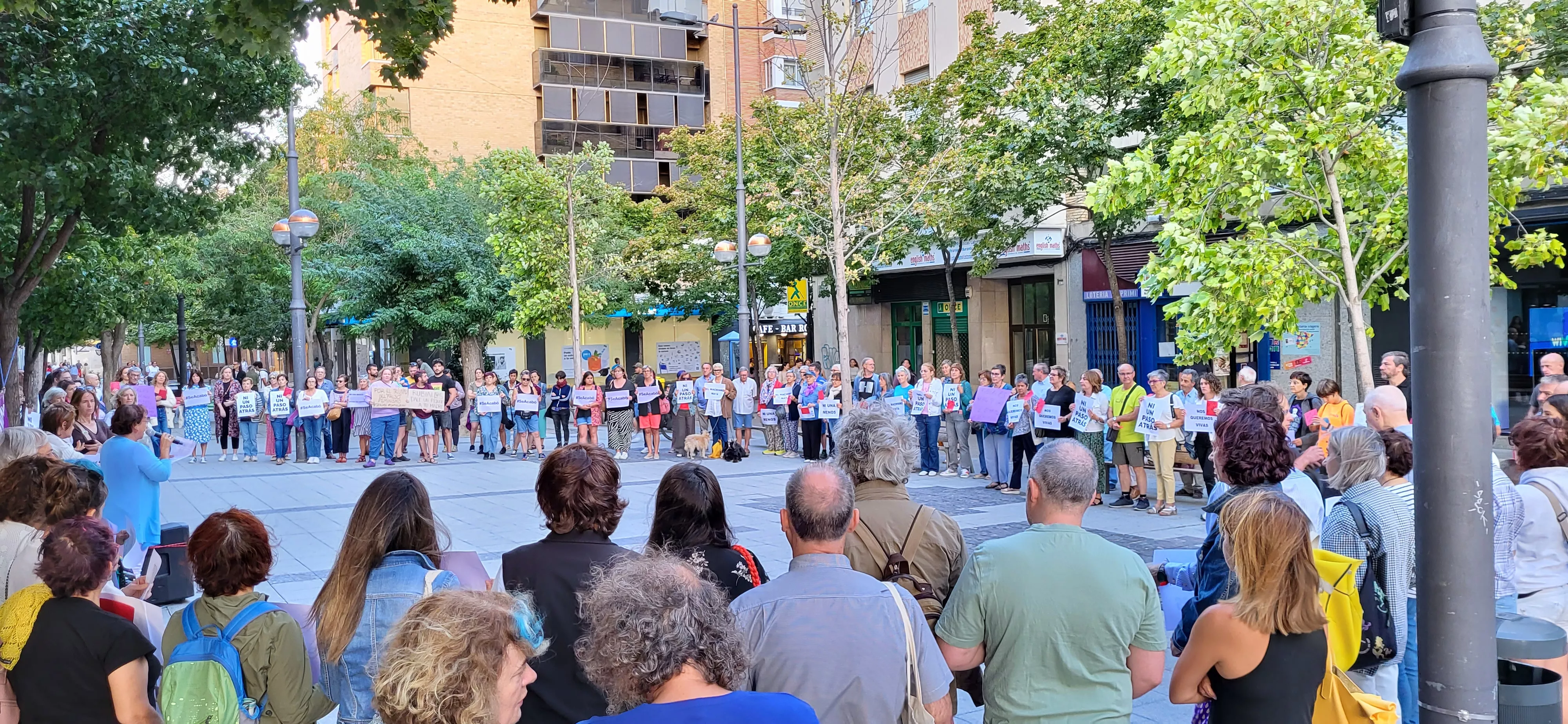 Concentración en Huesca de apoyo a Jenni Iglesias. Foto Mercedes Manterola