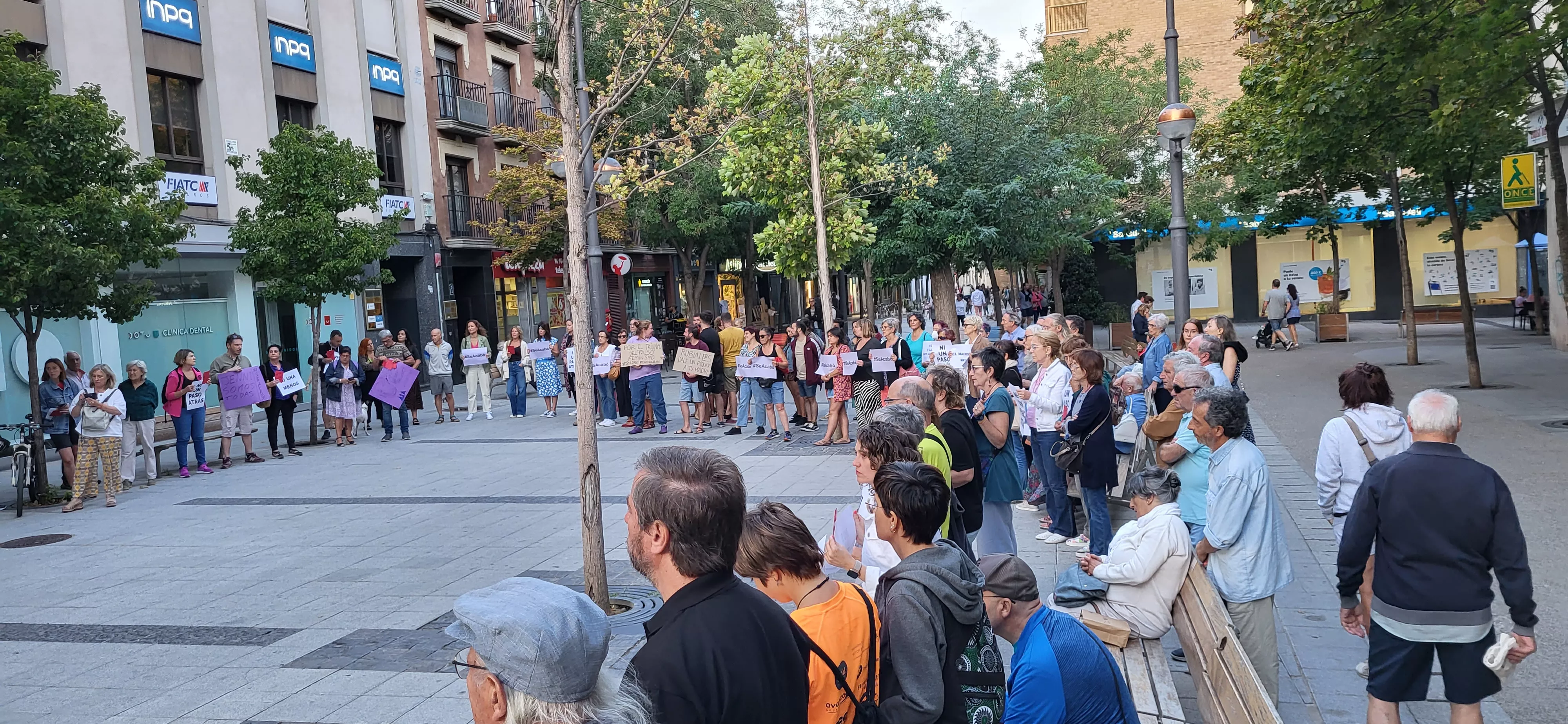 Concentración en Huesca de apoyo a Jenni Iglesias. Foto Mercedes Manterola