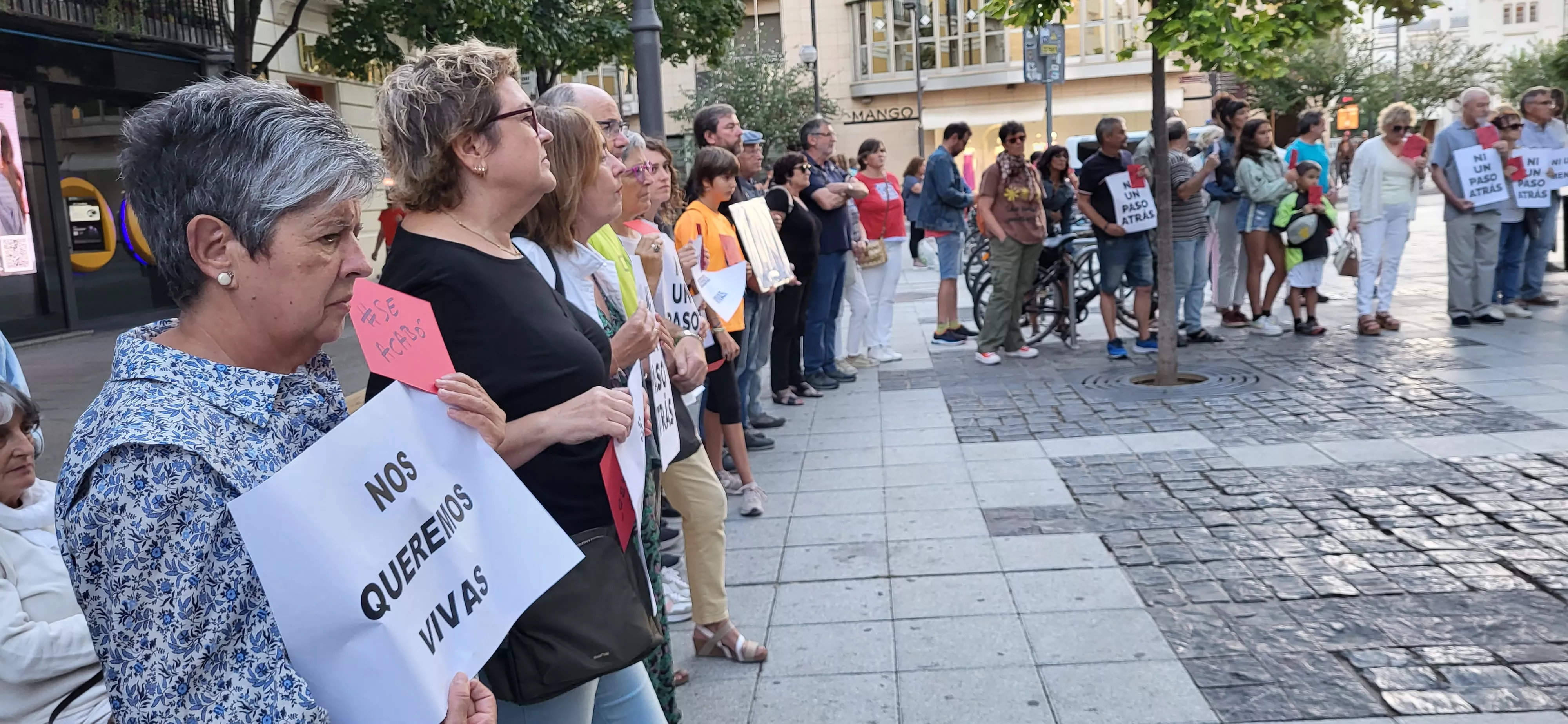 Concentración en Huesca de apoyo a Jenni Iglesias. Foto Mercedes Manterola