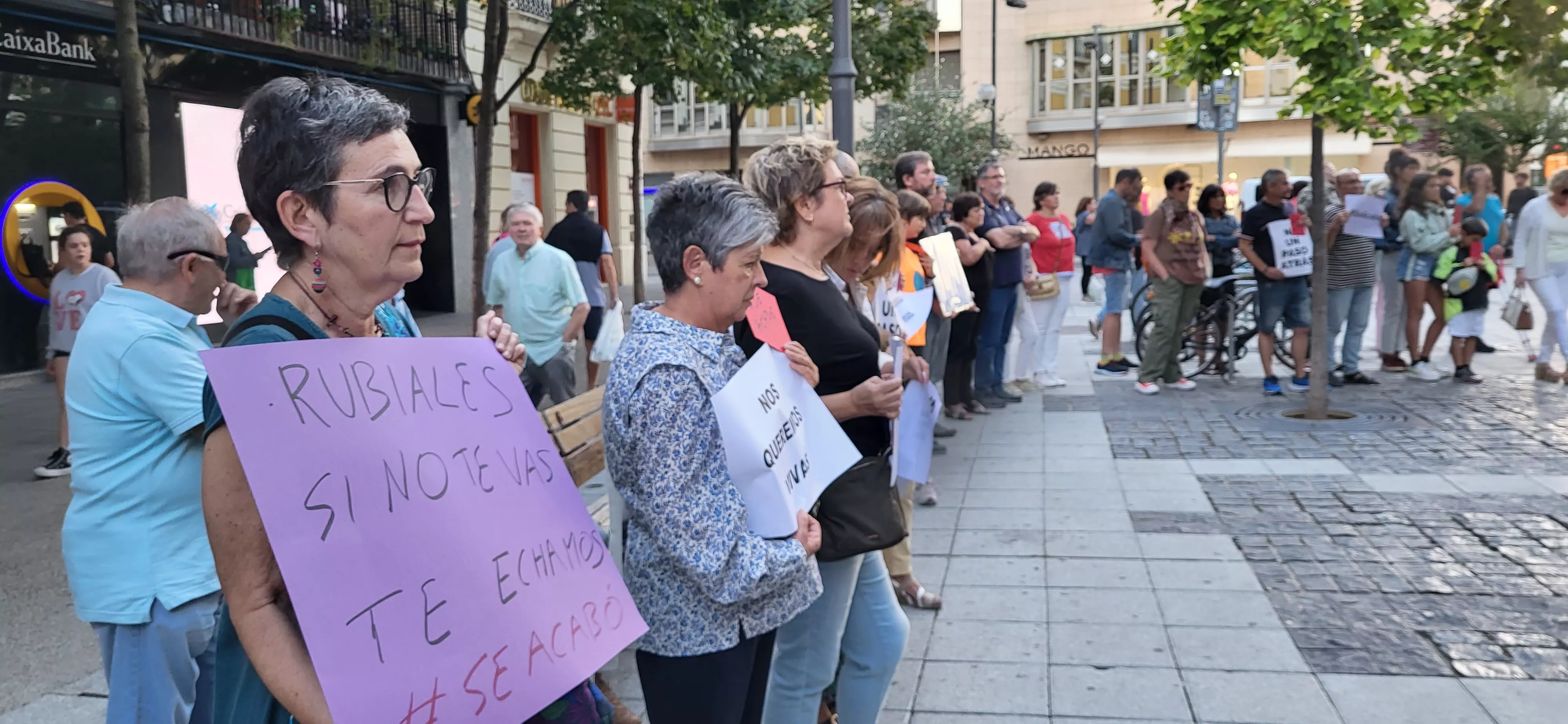 Concentración en Huesca de apoyo a Jenni Iglesias. Foto Mercedes Manterola