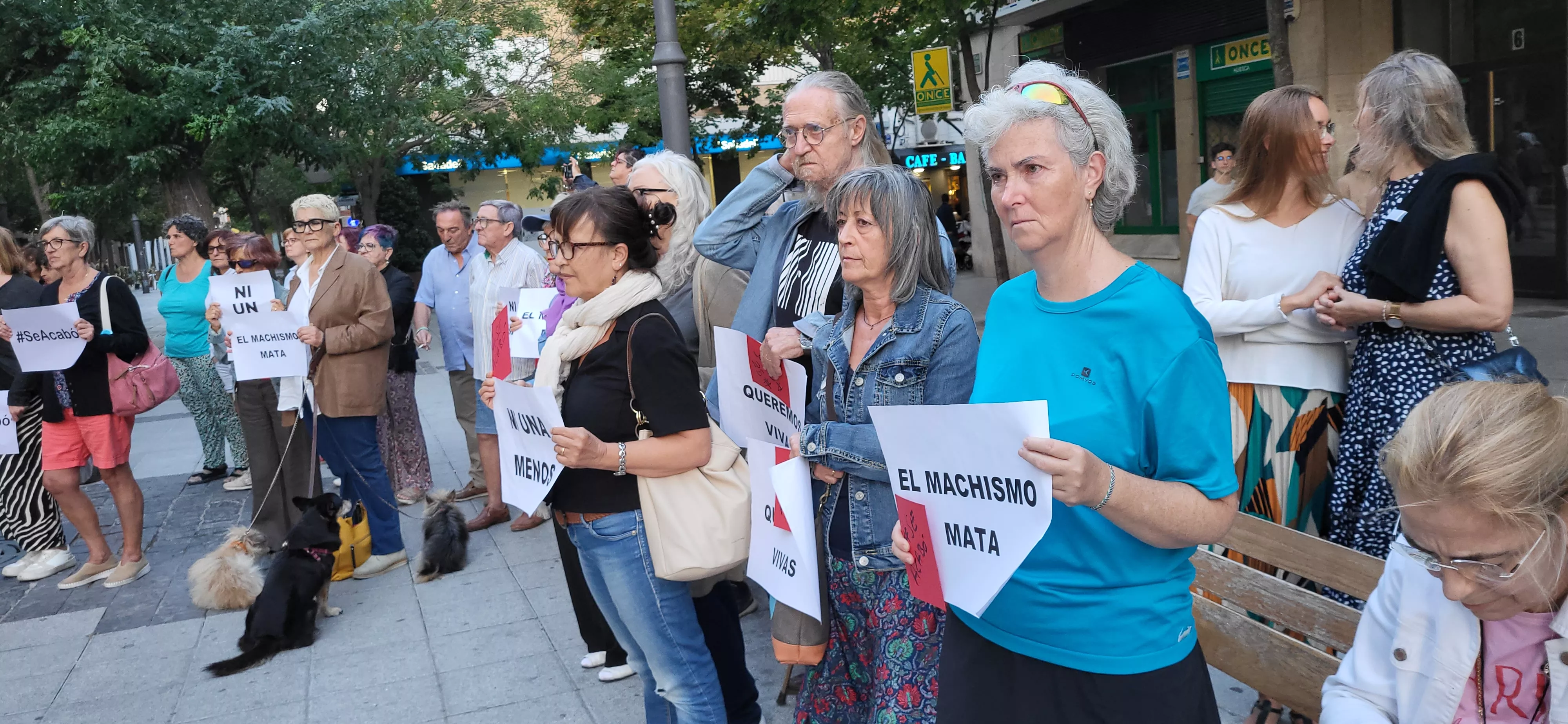 Concentración en Huesca de apoyo a Jenni Iglesias. Foto Mercedes Manterola