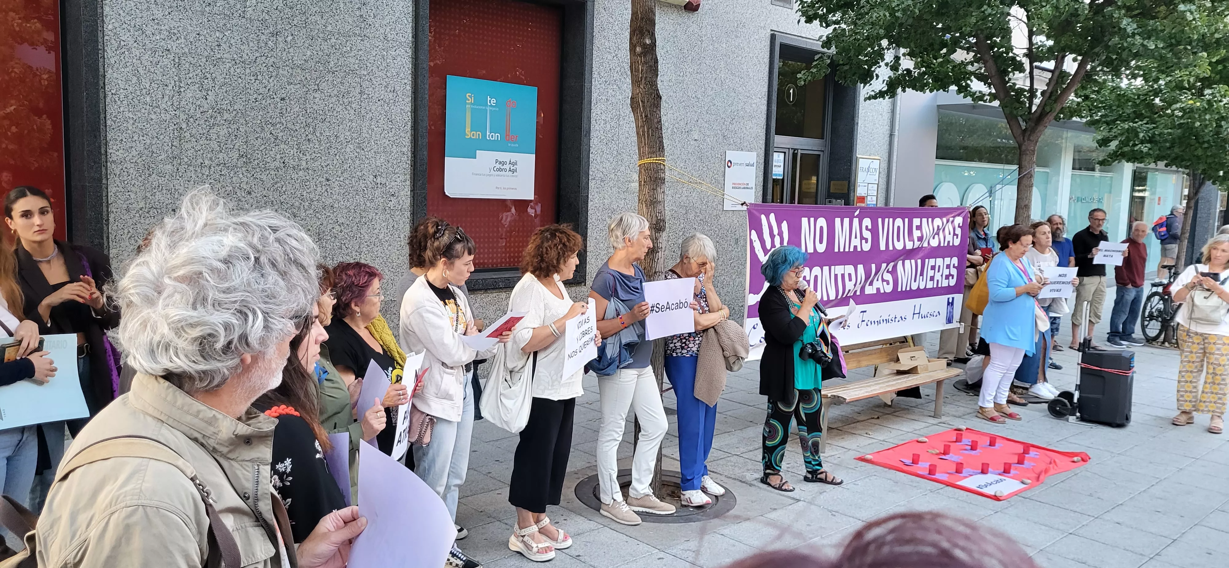 Concentración en Huesca de apoyo a Jenni Iglesias. Foto Mercedes Manterola