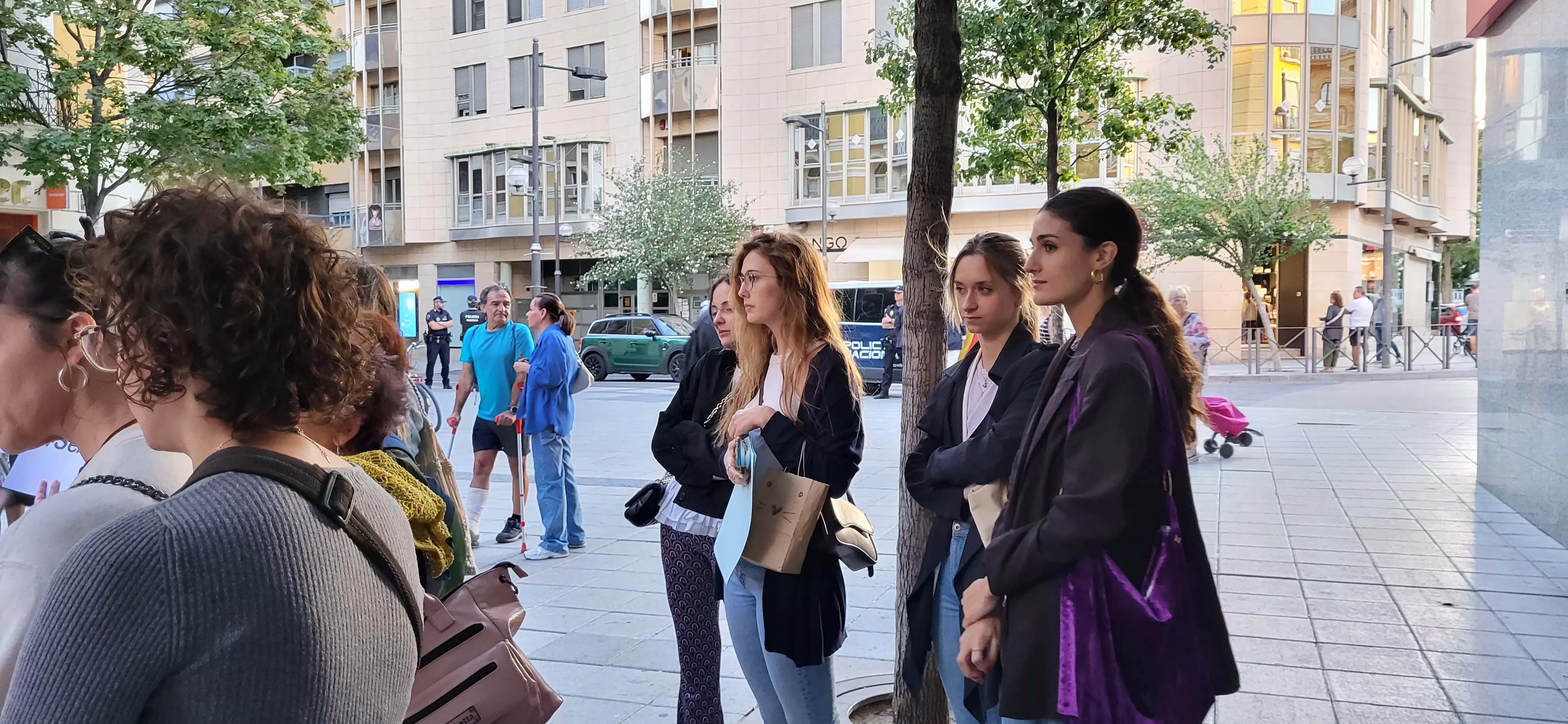Concentración en Huesca de apoyo a Jenni Iglesias. Foto Mercedes Manterola
