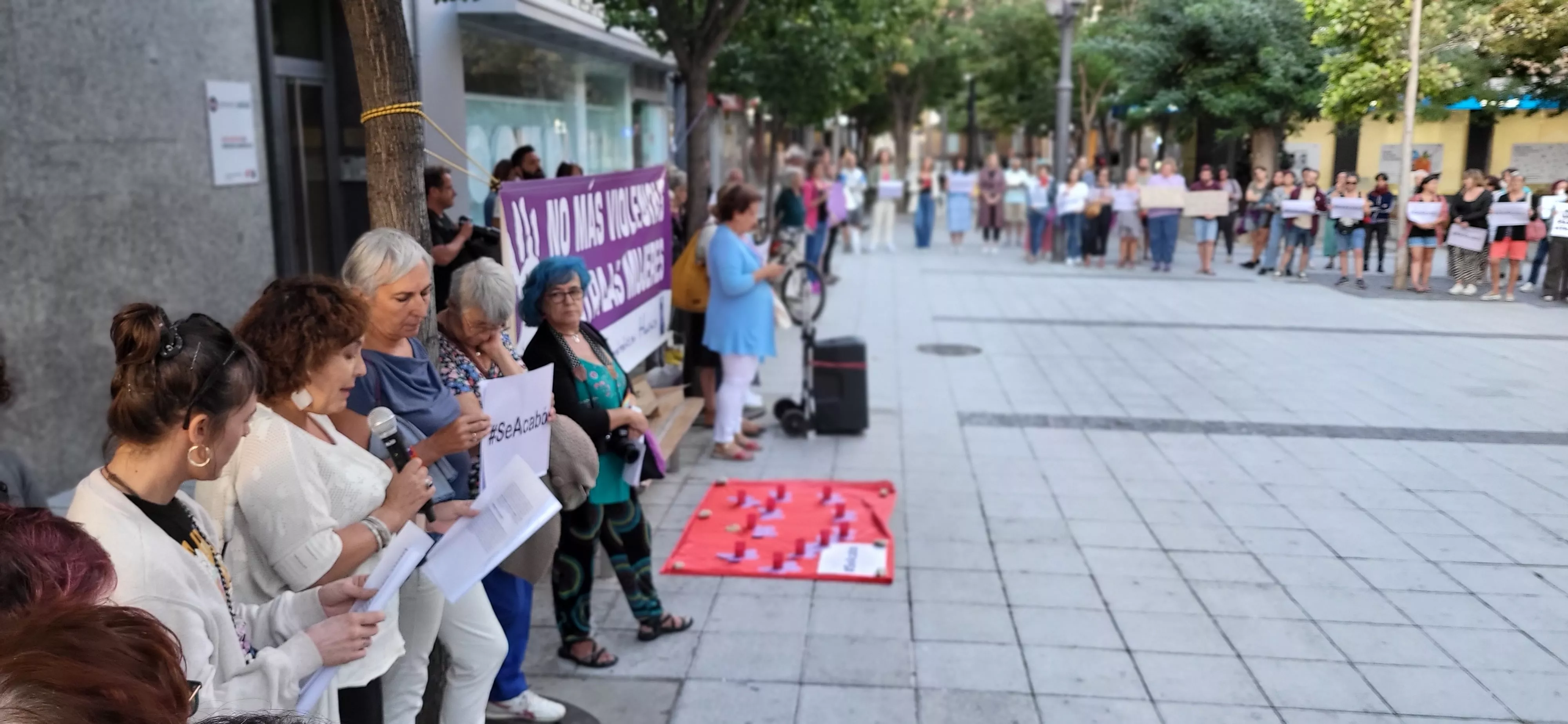 Concentración en Huesca de apoyo a Jenni Iglesias. Foto Mercedes Manterola