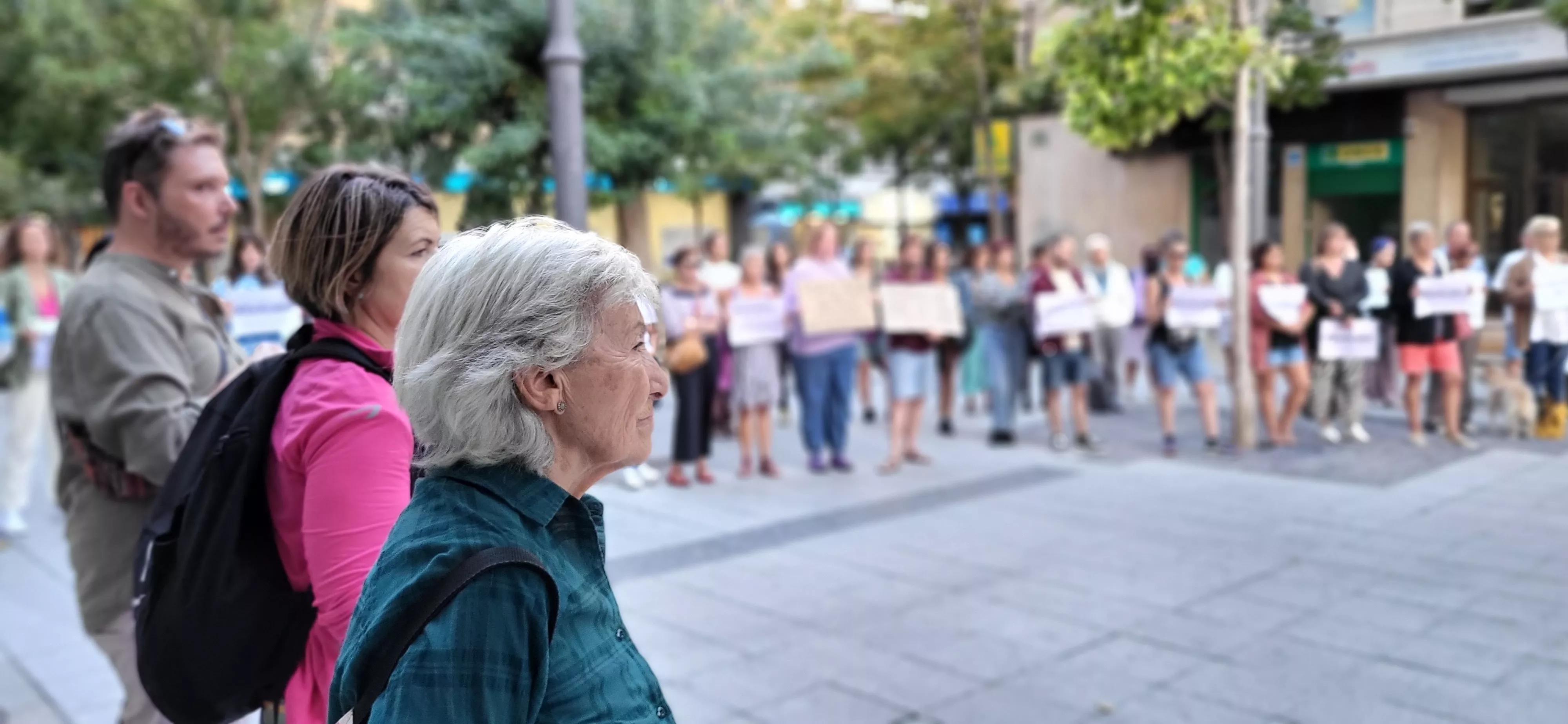 Concentración en Huesca de apoyo a Jenni Iglesias. Foto Mercedes Manterola