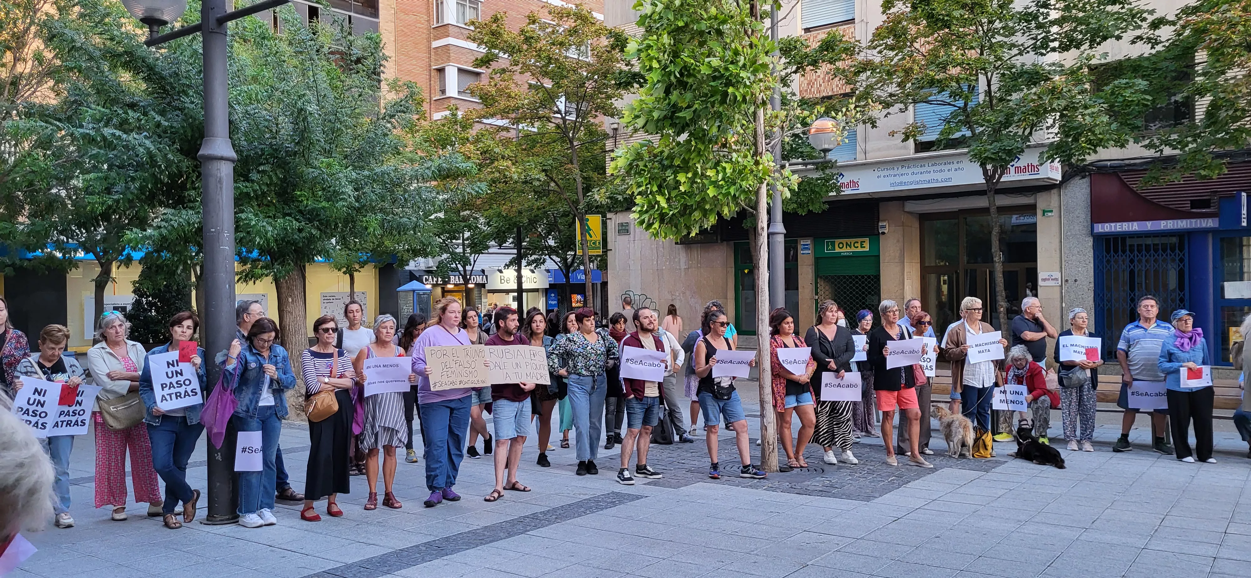 Concentración en Huesca de apoyo a Jenni Iglesias. Foto Mercedes Manterola