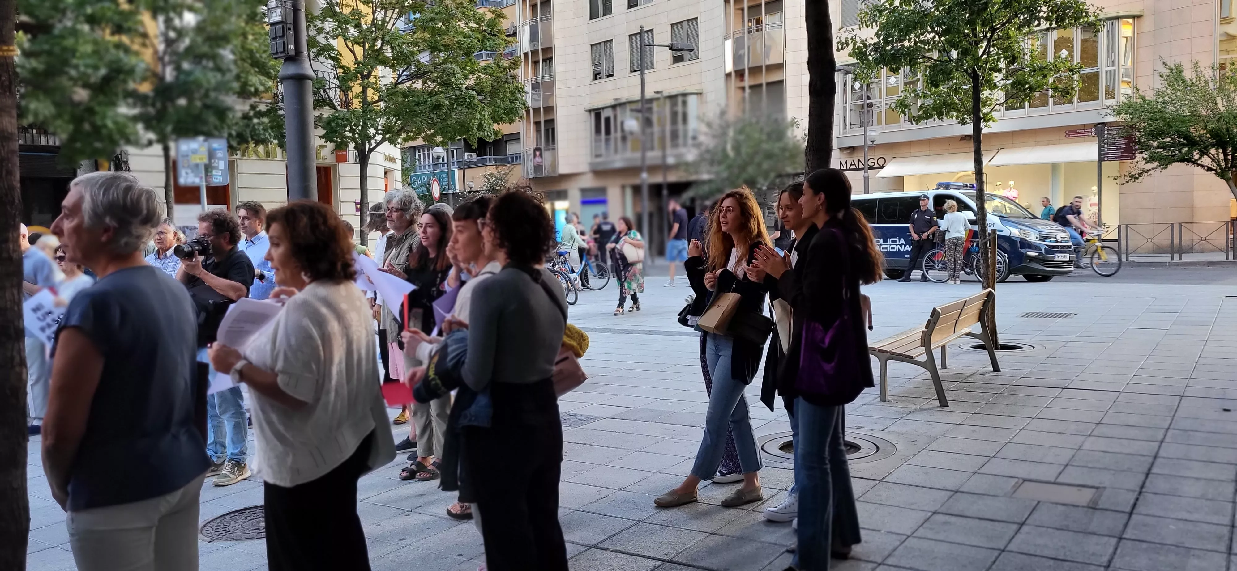 Concentración en Huesca de apoyo a Jenni Iglesias. Foto Mercedes Manterola