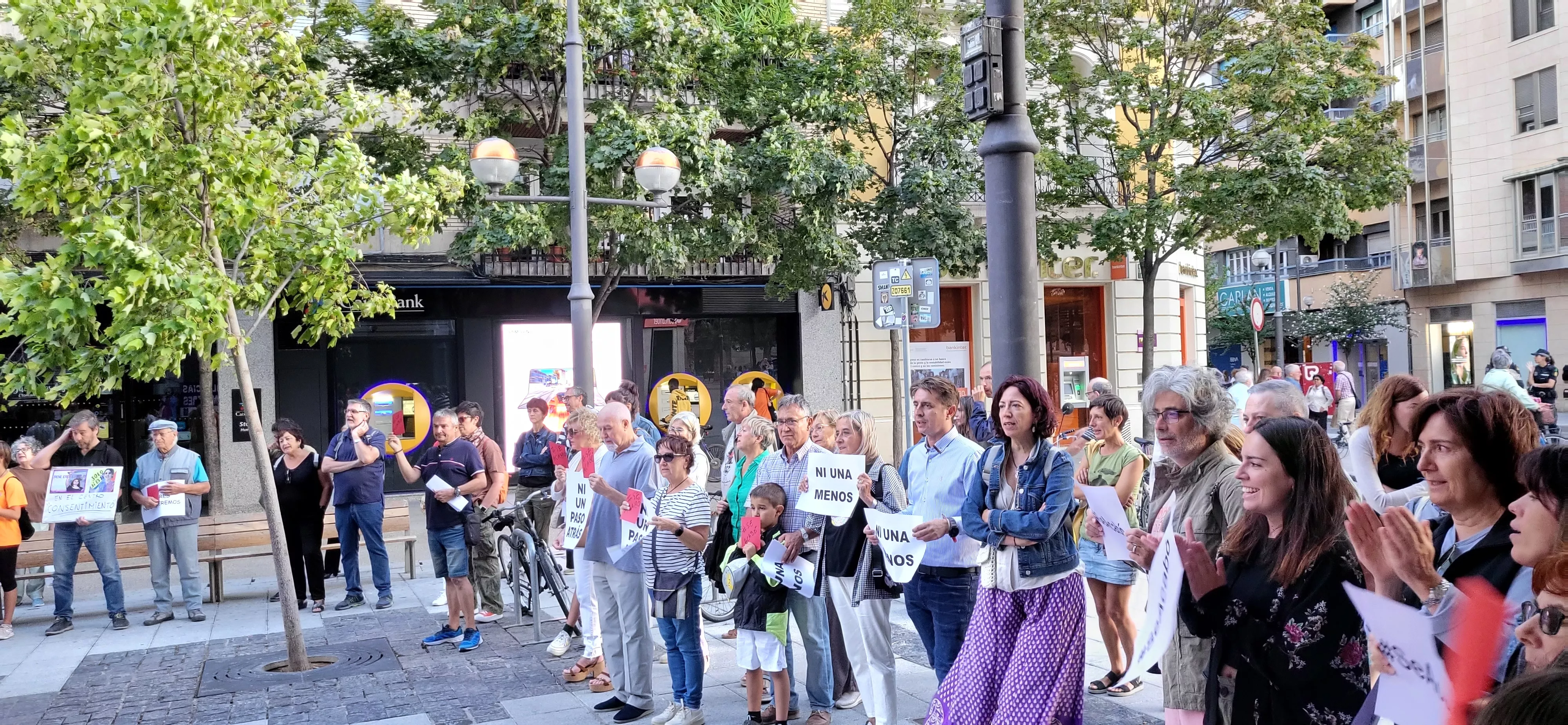 Concentración en Huesca de apoyo a Jenni Iglesias. Foto Mercedes Manterola