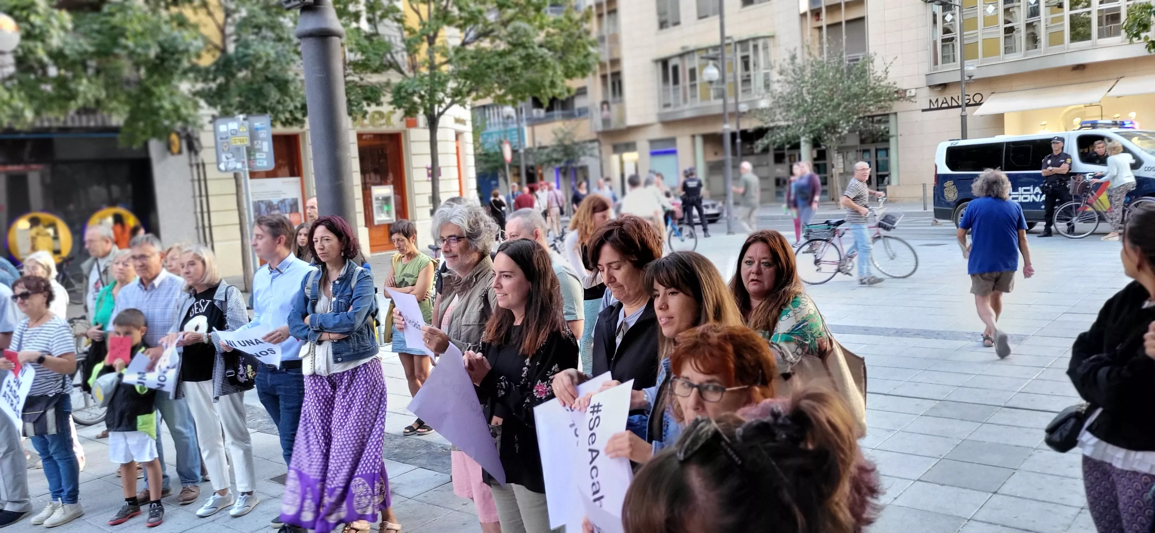 Concentración en Huesca de apoyo a Jenni Iglesias. Foto Mercedes Manterola
