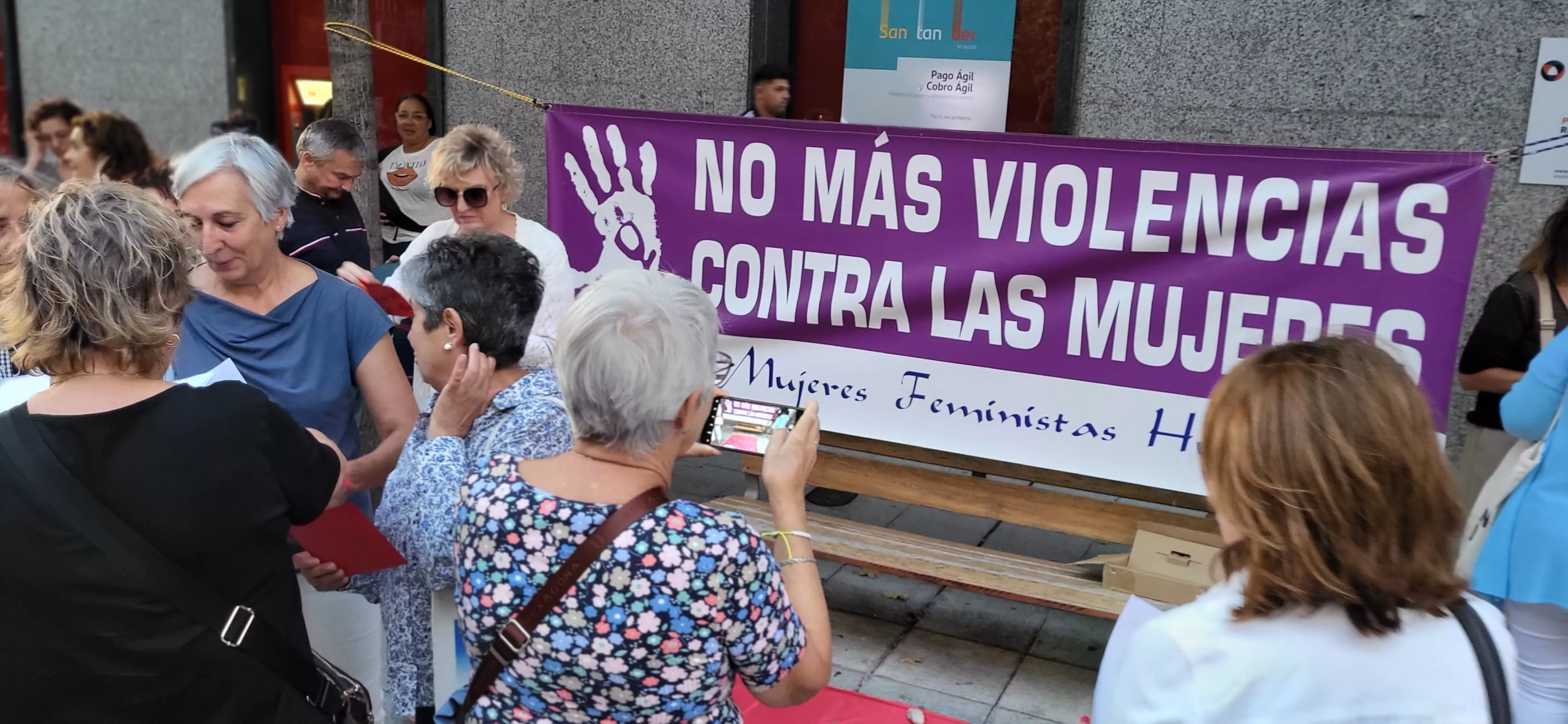 Concentración en Huesca de apoyo a Jenni Iglesias. Foto Mercedes Manterola