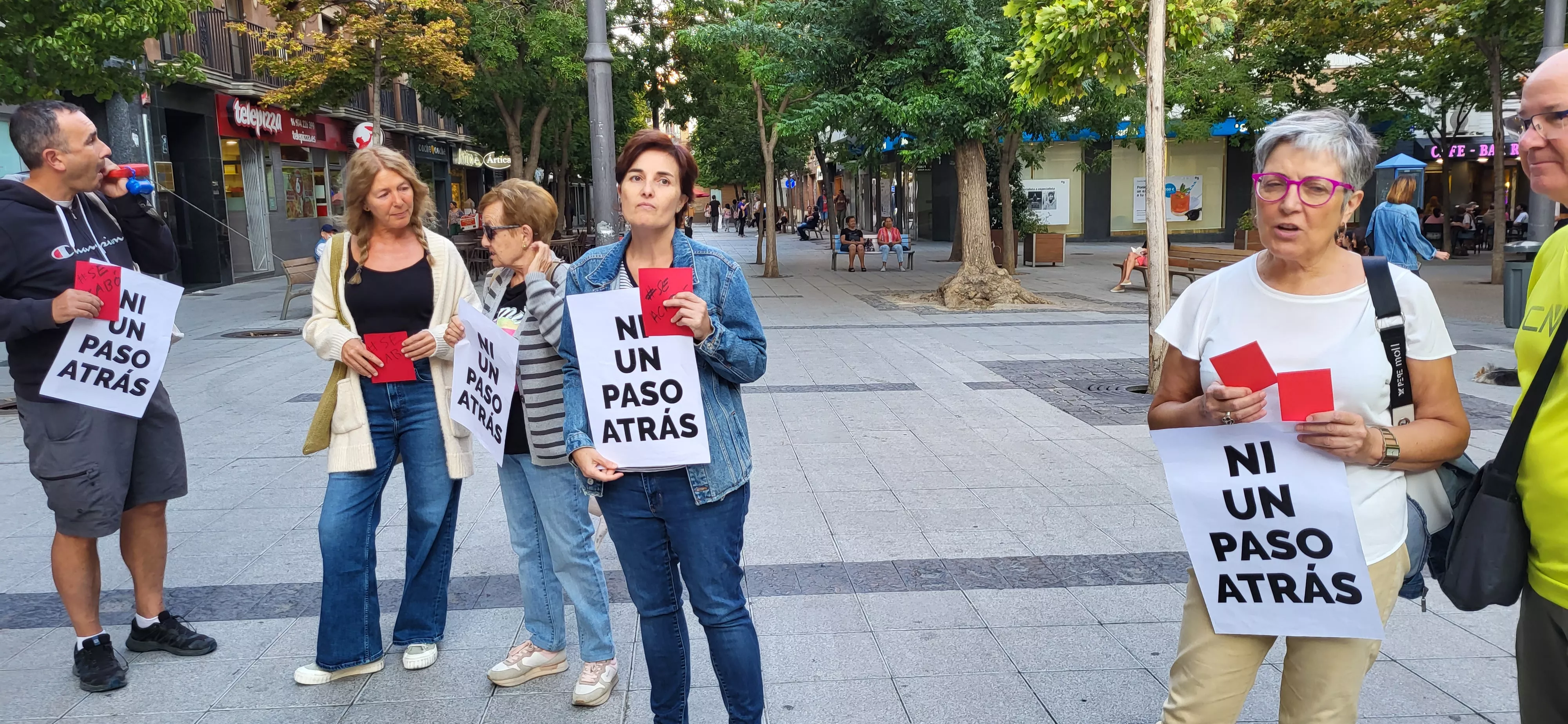 Concentración en Huesca de apoyo a Jenni Iglesias. Foto Mercedes Manterola