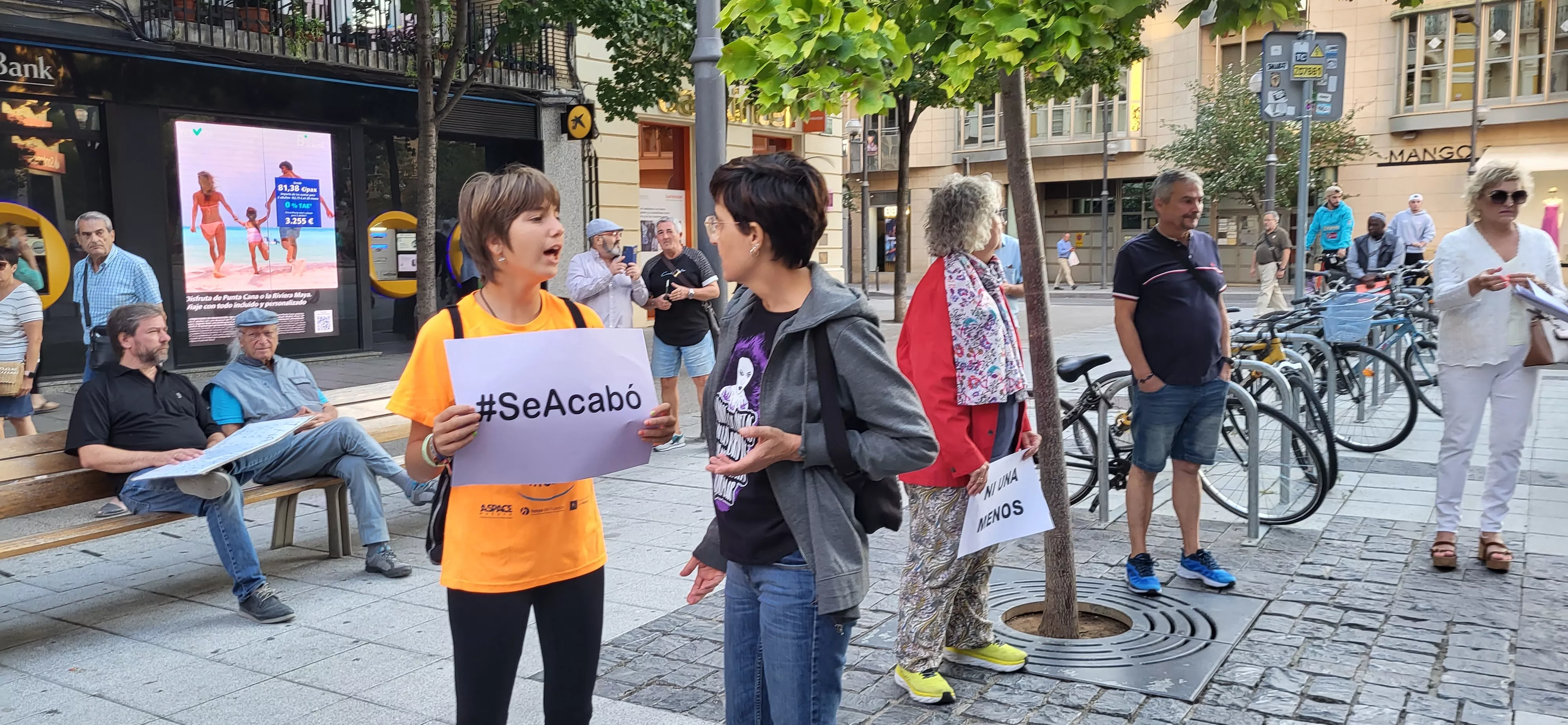 Concentración en Huesca de apoyo a Jenni Iglesias. Foto Mercedes Manterola