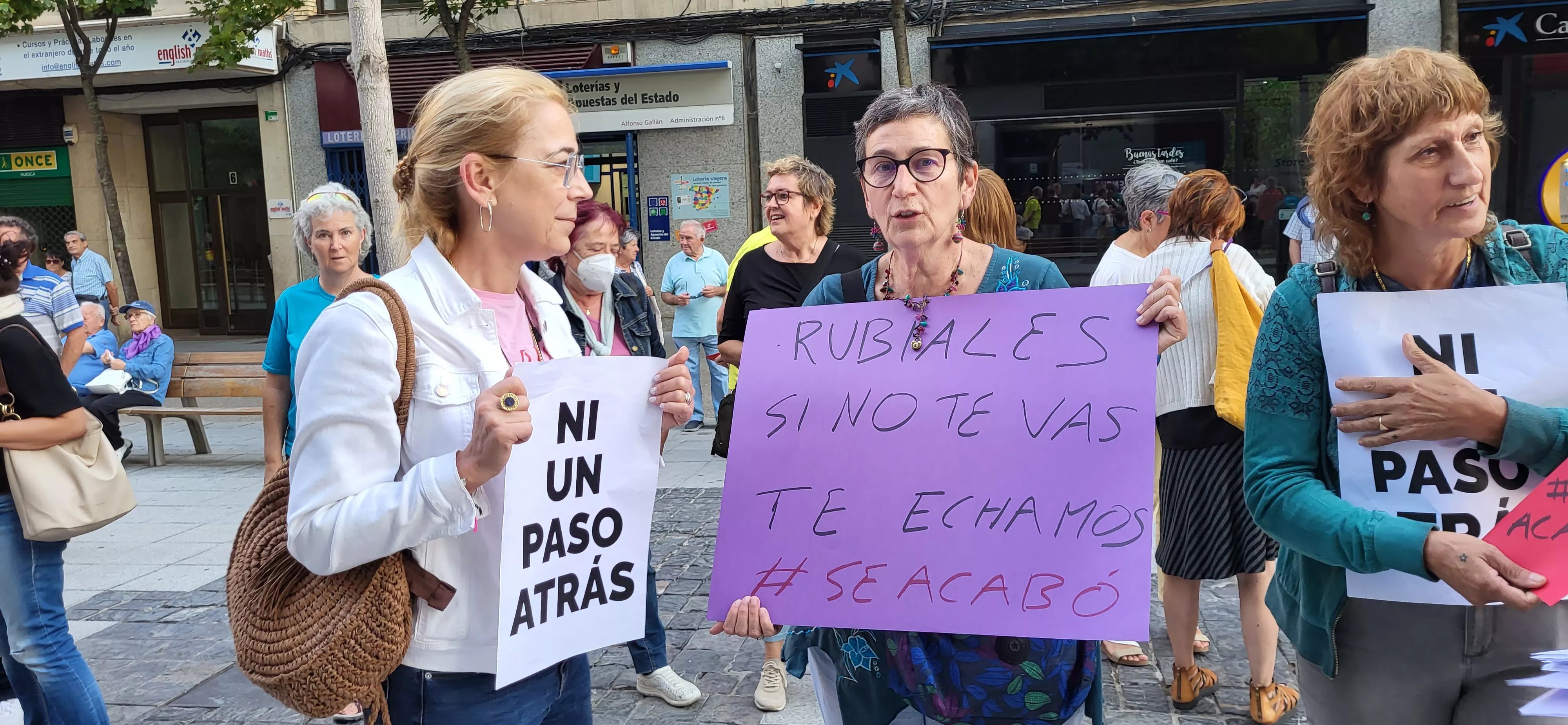 Concentración en Huesca de apoyo a Jenni Iglesias. Foto Mercedes Manterola