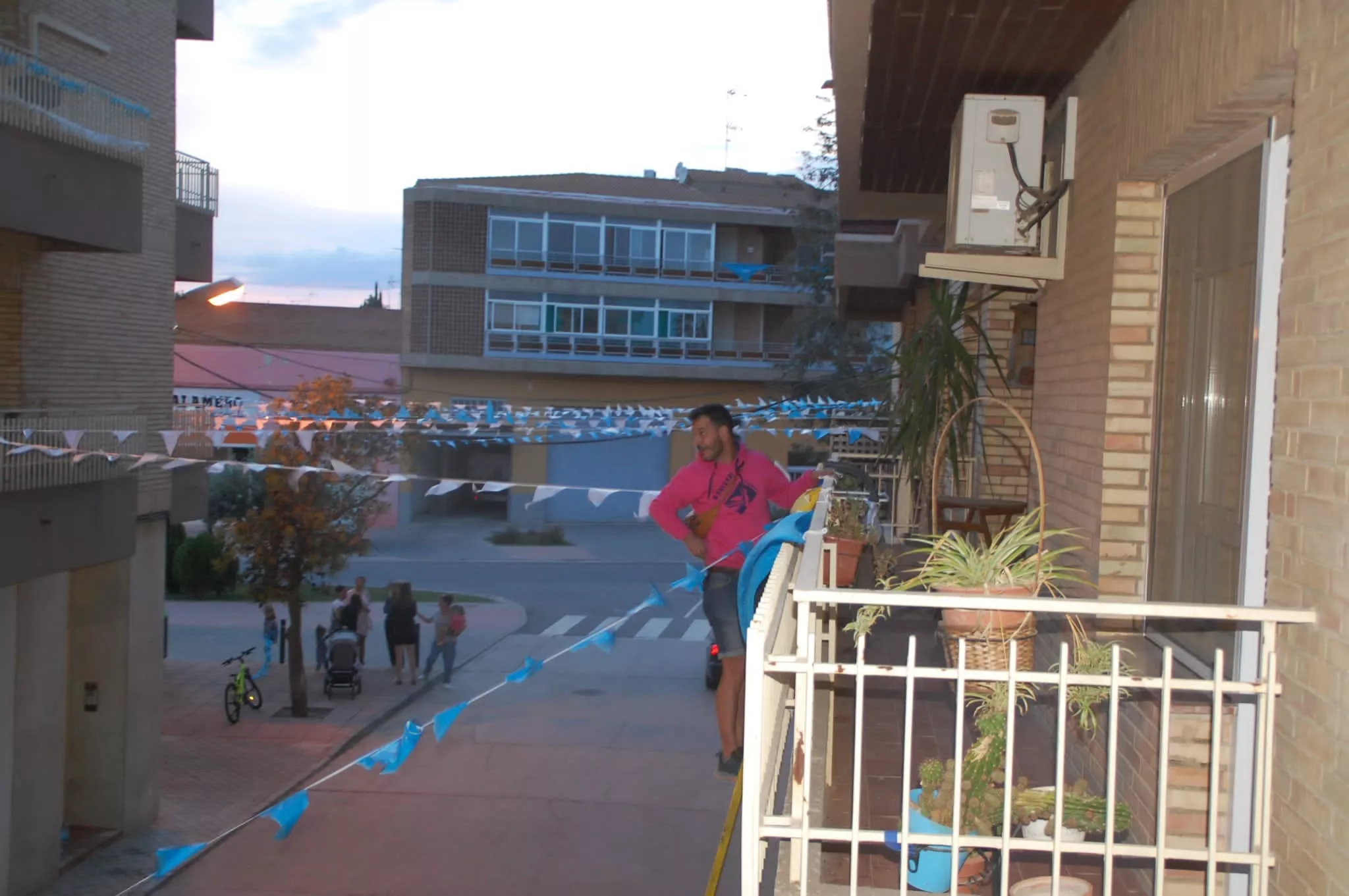 Sariñena engalana sus calles para las fiestas.