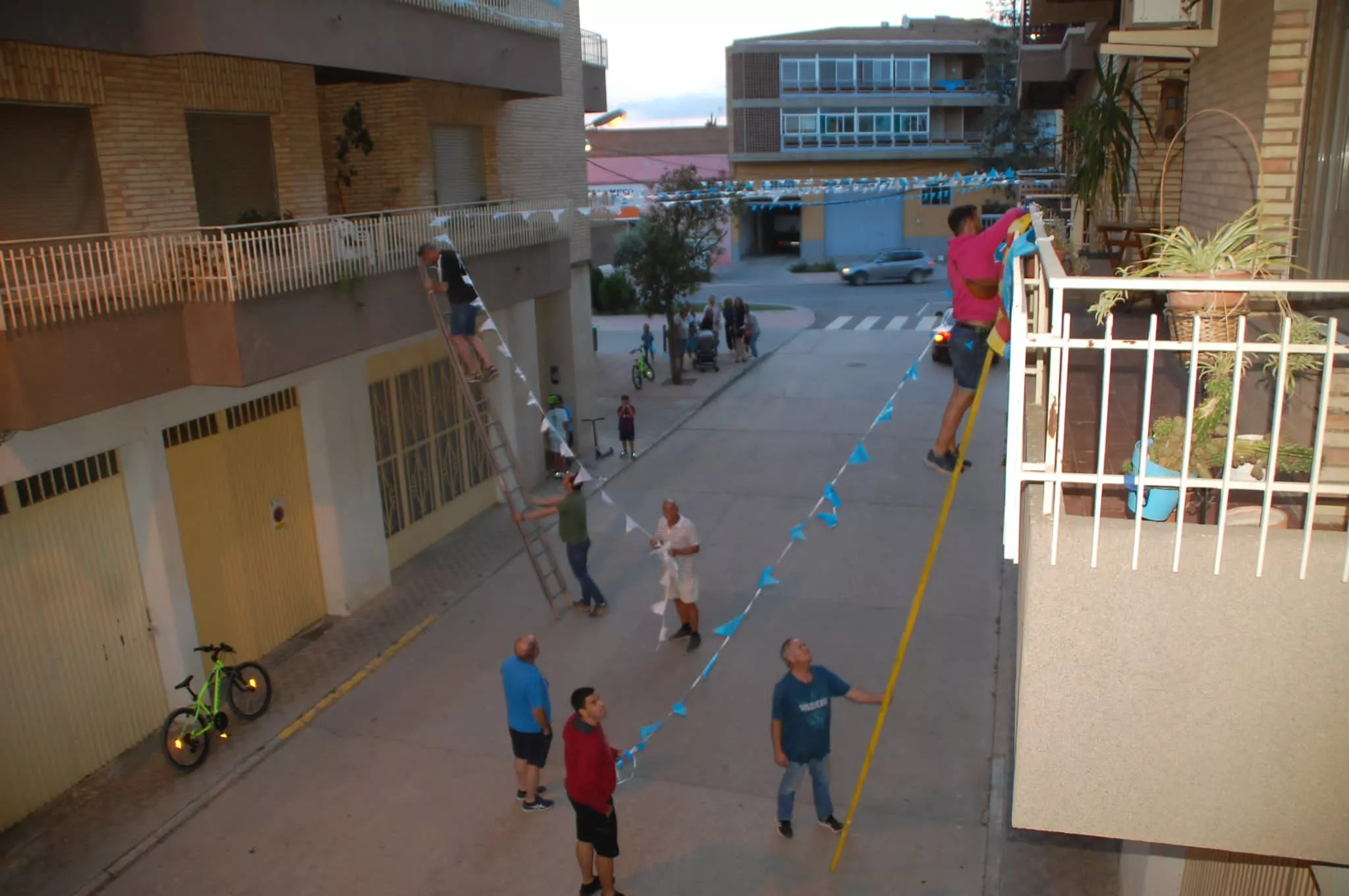 Sariñena engalana sus calles para las fiestas.