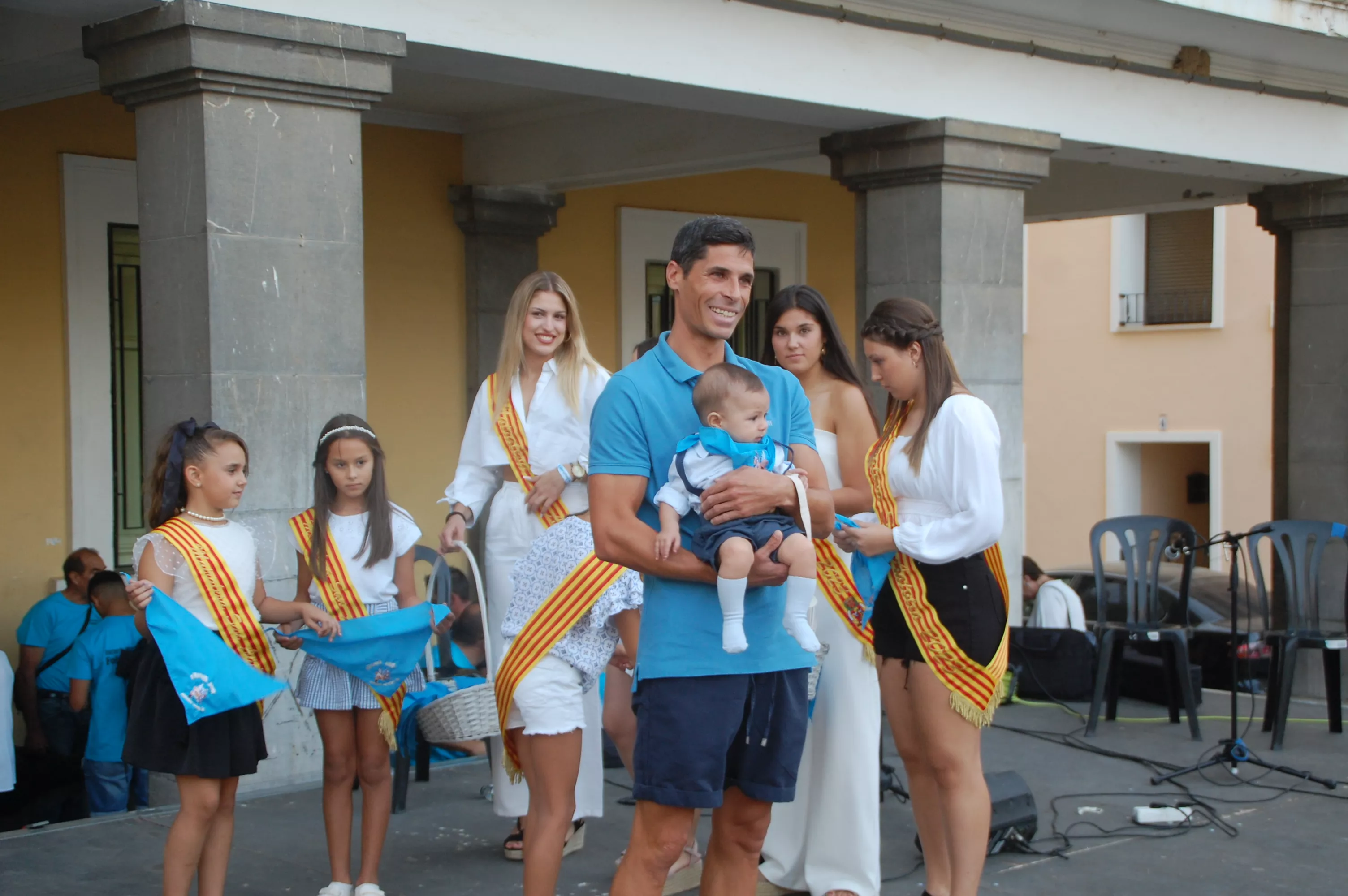 Acto de entrega de la primera pañoleta a los niños y niñas que han nacido el último año en Sariñena.