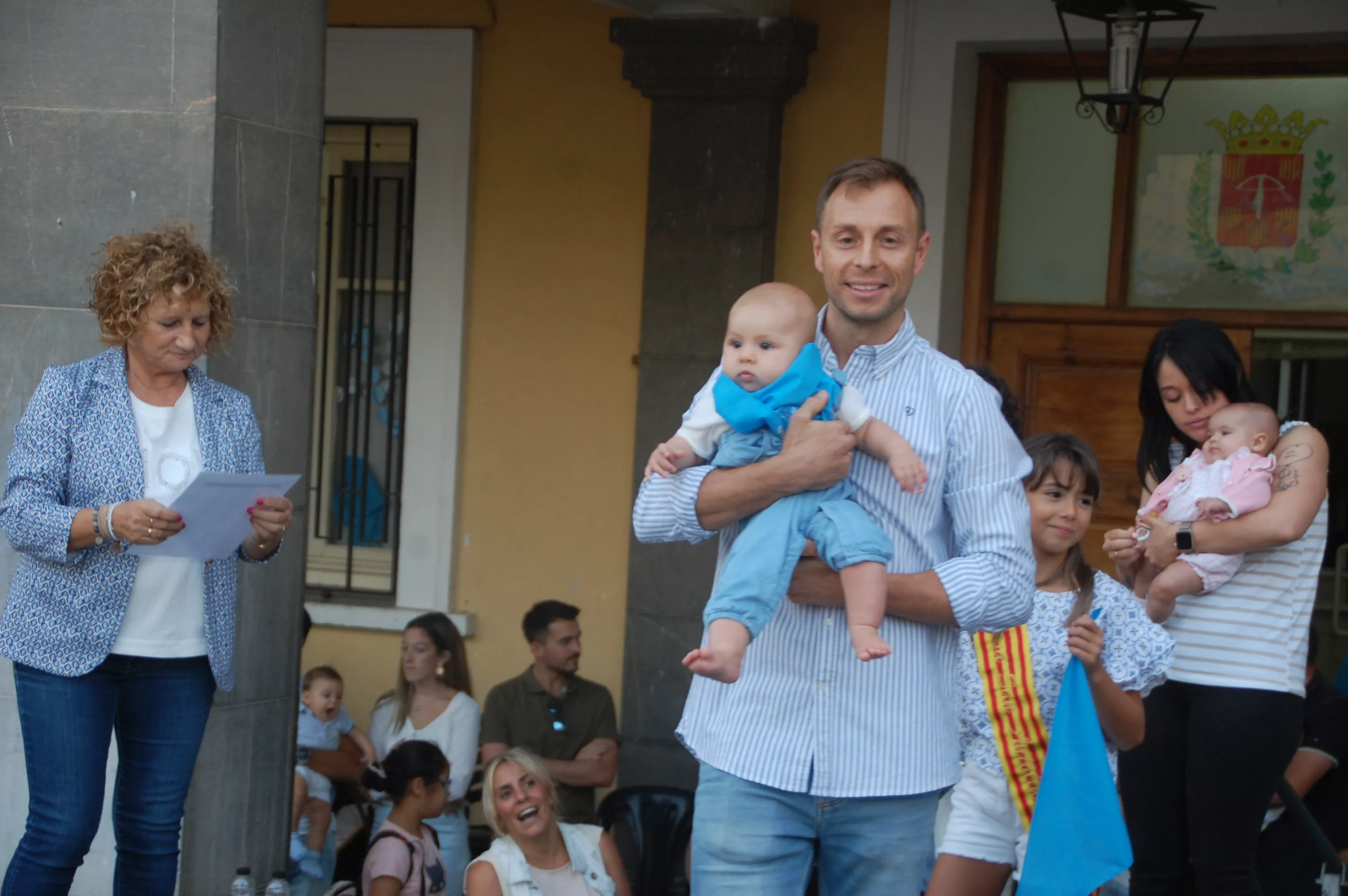Acto de entrega de la primera pañoleta a los niños y niñas que han nacido el último año en Sariñena.