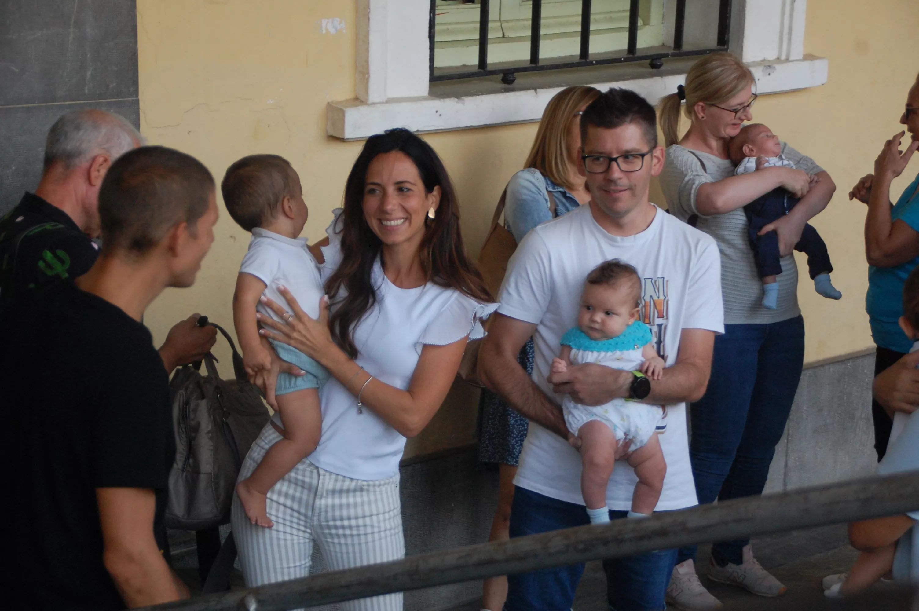 Acto de entrega de la primera pañoleta a los niños y niñas que han nacido el último año en Sariñena.