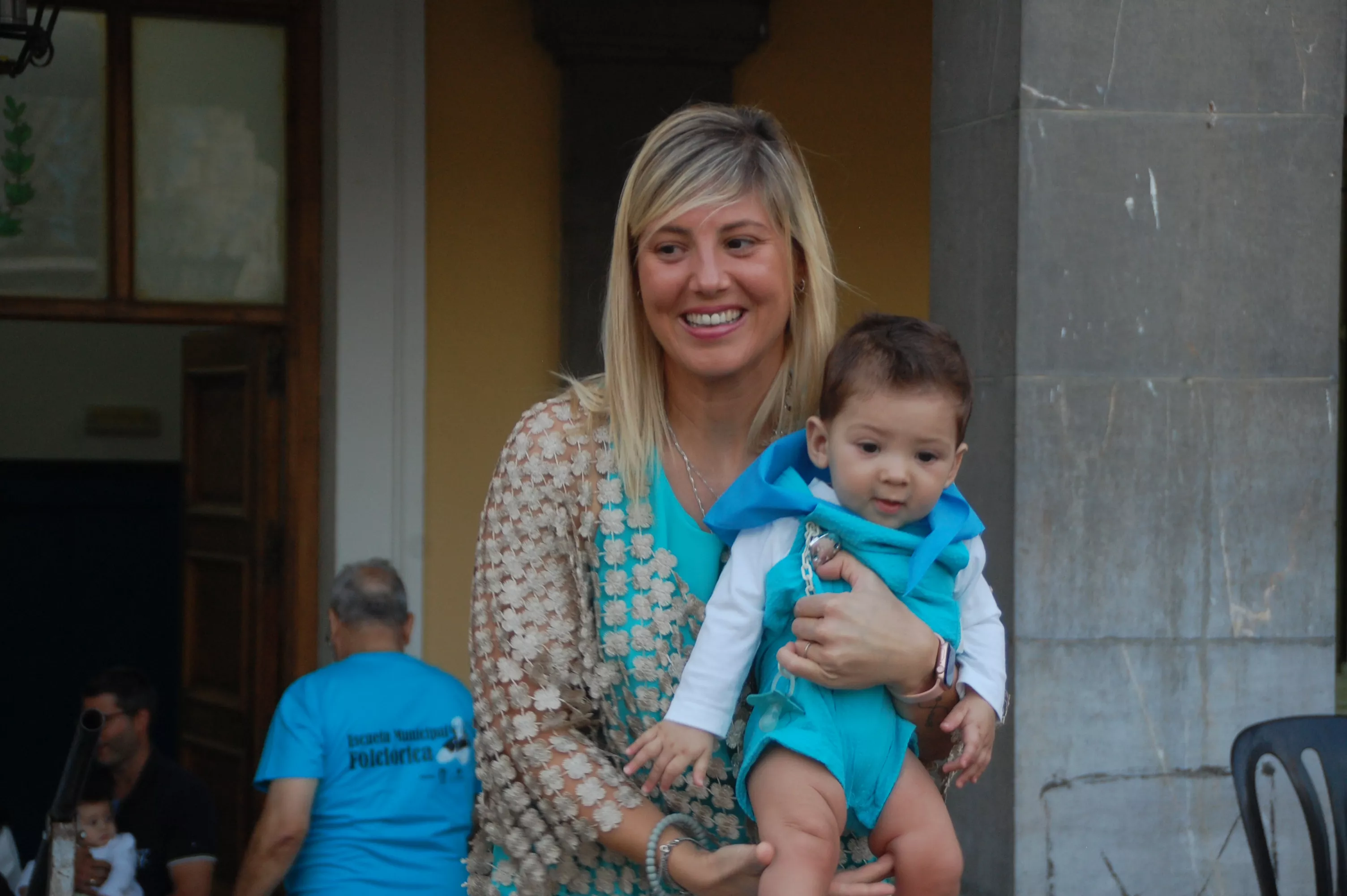 Acto de entrega de la primera pañoleta a los niños y niñas que han nacido el último año en Sariñena.