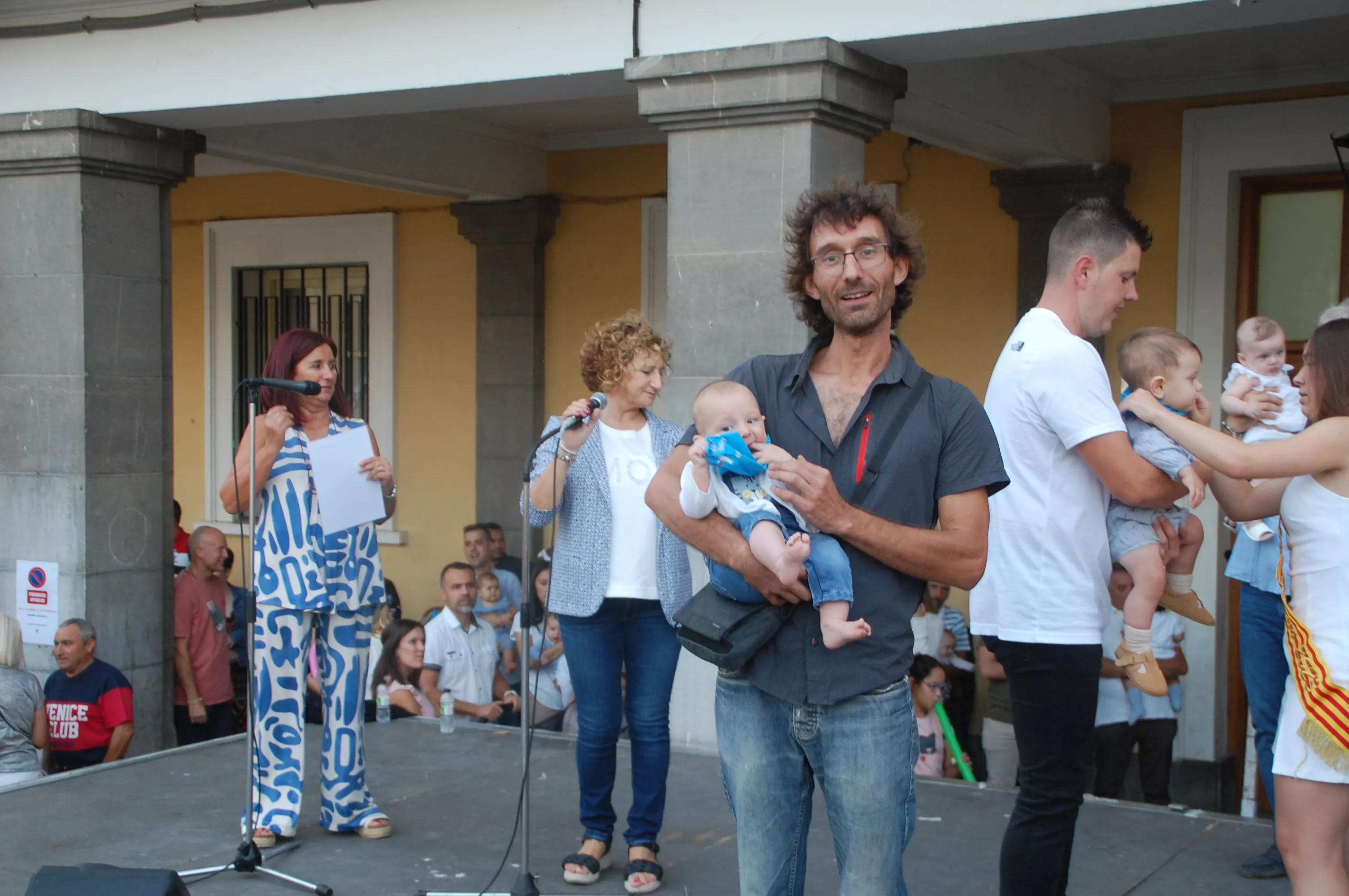 Acto de entrega de la primera pañoleta a los niños y niñas que han nacido el último año en Sariñena.