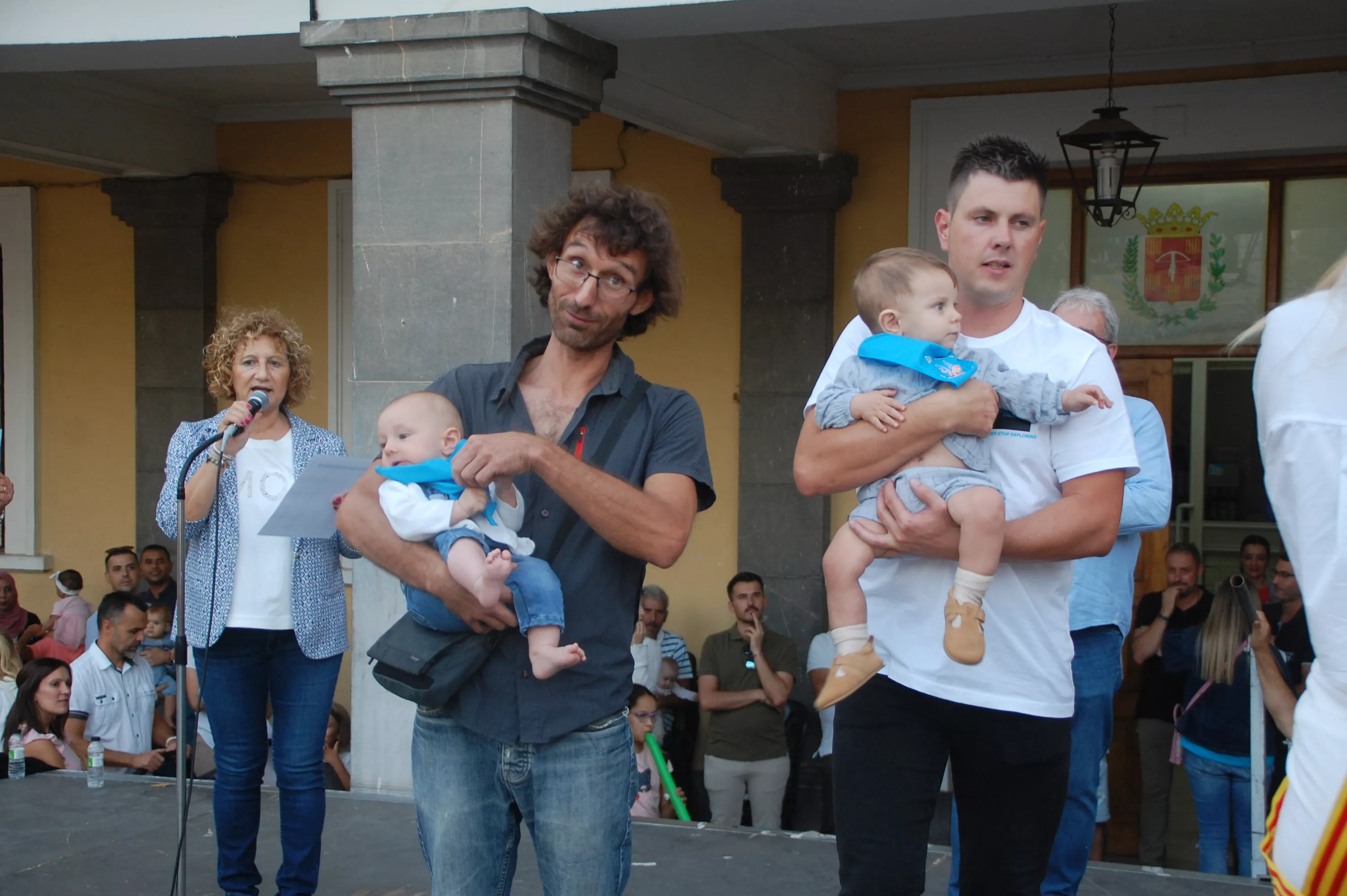 Acto de entrega de la primera pañoleta a los niños y niñas que han nacido el último año en Sariñena.
