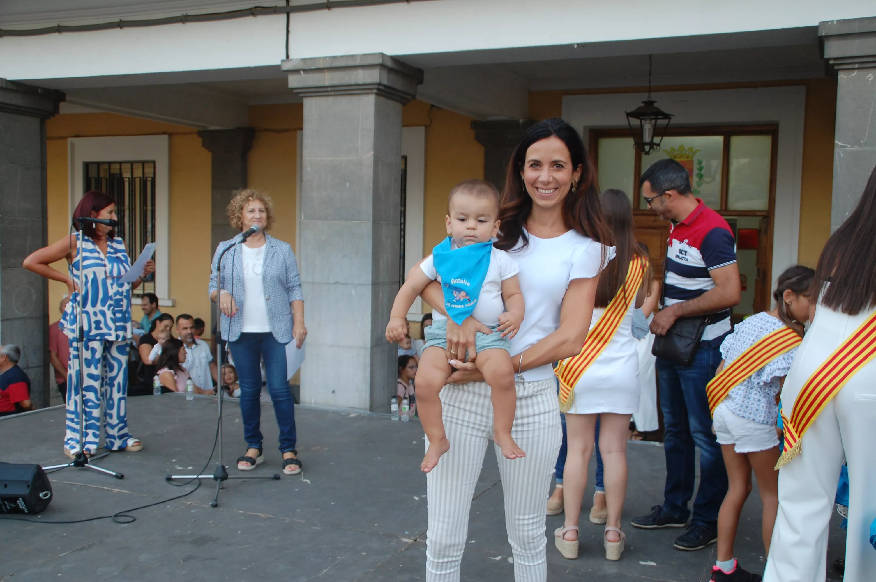 Acto de entrega de la primera pañoleta a los niños y niñas que han nacido el último año en Sariñena.